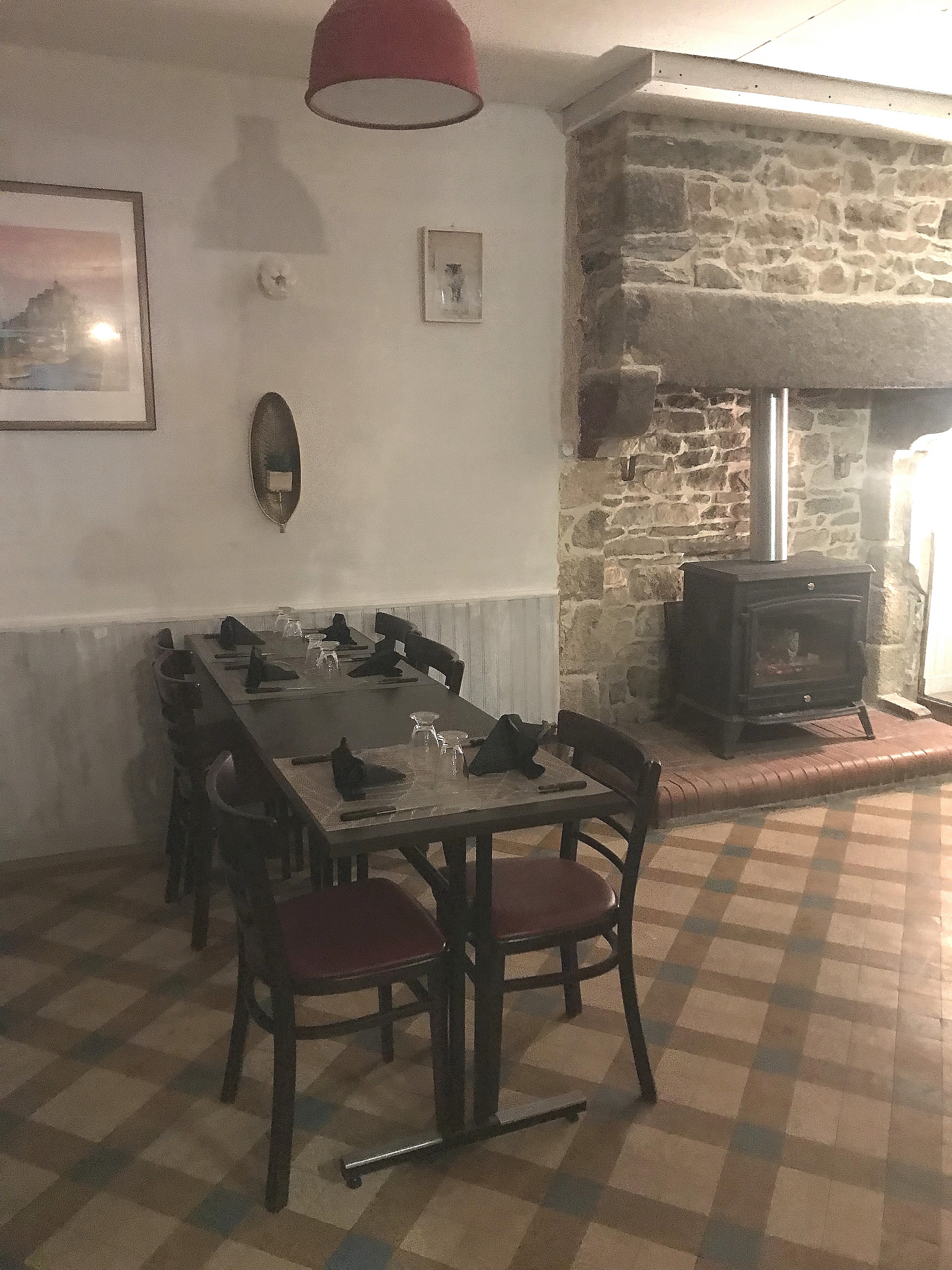 Adeline SIMON vous propose ce local commercial idéalement situé dans le charmant village de Genets qui est un ancien village de pécheurs niché dans la baie du Mont-Saint-Michel. Il bénéficie d'un emplacement stratégique entre terre et mer, proche du sentier littoral et des départs pour la traversée de la baie.
La vente concerne les murs et le fonds de commerce pour un bar restaurant et vente à emporter. Il représente une opportunité idéale pour les entrepreneurs ambitieux à la recherche d'un établissement clé en main bénéficiant d'une visibilité accrue.
Le local se compose comme suit :
Au rez de chaussée se trouve l'espace commerciale proposant environ 60 places assises à l'intérieur , un bar central , 20 places terrasse, une cuisine équipée , 1 wc et une réserve.
A l'étage se trouve un appartement en très bon état composé de 2 chambres, un salon salle à manger , 1 salle d'eau et un grenier aménageable d'environ 35 m2.

Les informations sur les risques auxquels ce bien est exposé sont disponibles sur le site Géorisques : www.georisques.gouv.fr

Prix de vente honoraires d’agence inclus : 230 000 € HT + 3 000 € TVA, soit 233 000 € TTC
Prix de vente hors honoraires d’agence : 215 000 € HT + 0 € TVA, soit 215 000 € TTC
Honoraires d'agence : 15 000 € HT + 3 000 € TVA, soit 18 000 € TTC (8.37 % TTC du prix de vente hors honoraires d'agence)
Honoraires charge acquéreur