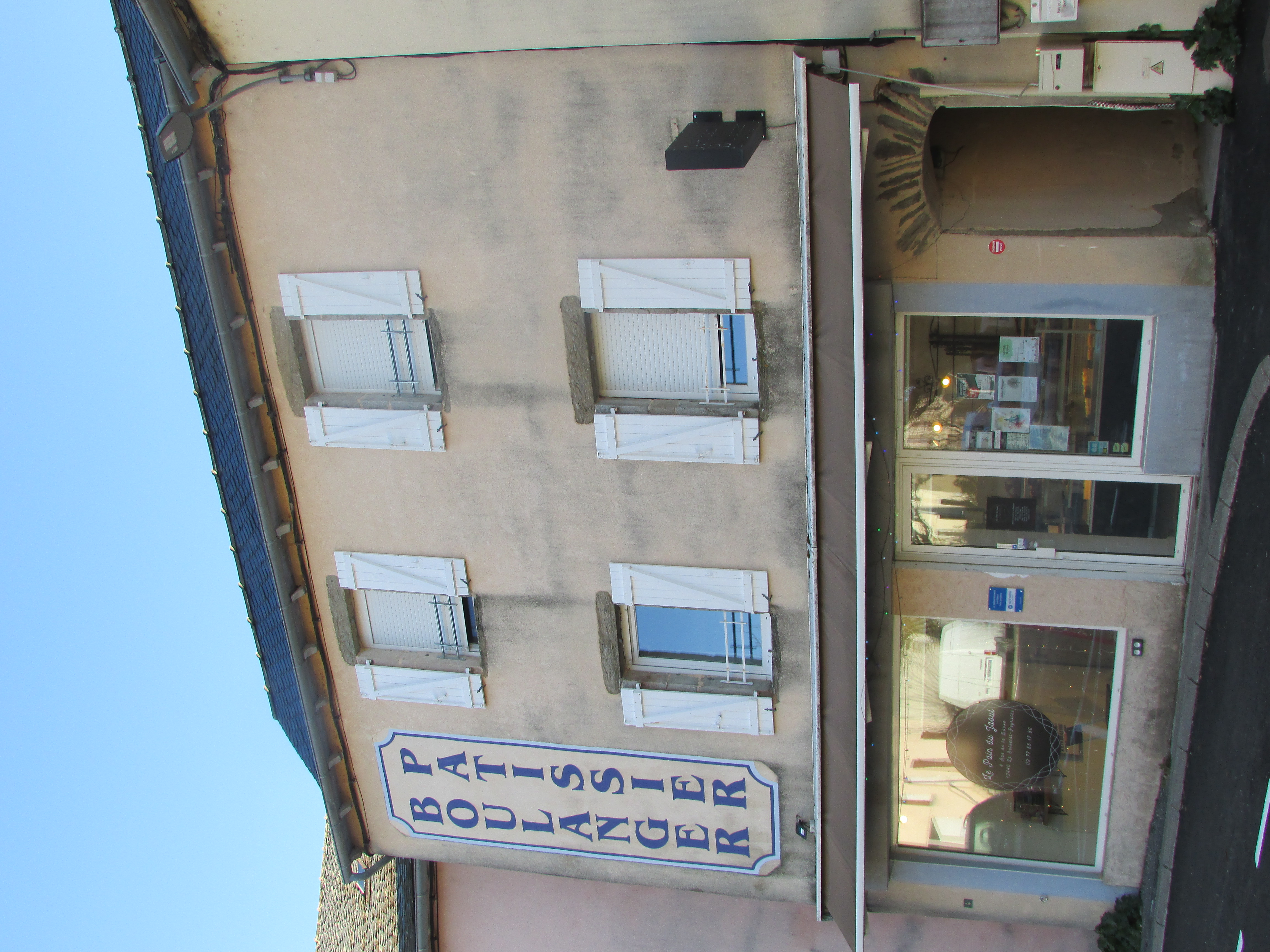 La Mairie de la Salvetat-Peyralès loue une Boulangerie-pâtisserie d'une surface de 240 m2 pourvue d'un bel espace de vente lumineux. Ce commerce est situé au cœur d’un village de 1000 habitants, entre Rodez et Albi. La commune est à 2h30 de Montpellier et 1h30 de Toulouse. Le commerce est disponible à partir d’avril 2025.
Le laboratoire est tout équipé, fonctionnel et de plain-pied avec des équipements récents. Un logement de 100 m2 (3 chambres) avec terrasse est disponible au-dessus de la boulangerie.  Le loyer mensuel du bâtiment avec l’appartement est de 1050 €. Pas d’achat de fonds de commerce à l’entrée. 
Le village dispose de tous les services et commerces de base : école maternelle et primaire, centre médical (kiné, dentiste, médecins, infirmière, podologue), pharmacie, vétérinaire, station-service, 2 bars restaurant, épicerie, coiffeur, esthéticienne, garage automobile, nombreux artisans. La vie associative est également très dynamique. La commune est en zone  France ruralités revitalisation (exonération fiscale).