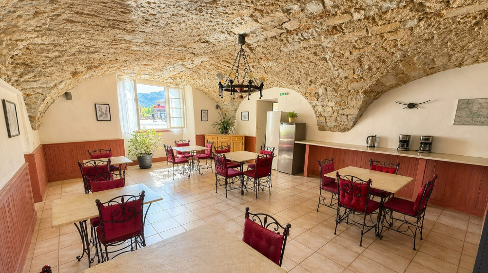 Une opportunité pour un couple ou des professionnels souhaitant donner un nouvel élan à leur projet de vie !
Au cœur de Nant, charmant village touristique du Sud-Aveyron, nous proposons à la vente un fonds de commerce hôtel-restaurant exploité depuis de nombreuses années.
La vente intervient dans le cadre du départ à la retraite des propriétaires actuels, qui souhaitent transmettre cette belle affaire à de nouveaux repreneurs prêts à poursuivre et à développer l’activité.

Situé en plein centre du village, à proximité d’un sentier de grande randonnée, l’établissement bénéficie d’une belle visibilité et d’une clientèle composée notamment de touristes, de motards, de randonneurs et de cyclistes.
À environ 30 minutes de Millau et 1 heure de Montpellier, cette affaire peut permettre à de nouveaux repreneurs de poursuivre une activité existante tout en développant leur propre projet.
Un établissement prêt à accueillir ses futurs exploitants.
D’une superficie d’environ 500 m², l’hôtel-restaurant comprend :
•	10 chambres ;
•	Deux salles de restaurant offrant 50 couverts au total ;
•	Une grande terrasse ombragée de 60 couverts, équipée d’un barbecue professionnel ;
•	Une cuisine professionnelle équipée ;
•	Une salle de plonge et une lingerie ;
•	Une grande réserve ;
•	Un appartement de fonction permettant de vivre sur place.
L’établissement est bien entretenu. Les installations électriques et la sécurité incendie sont à jour, et la chaudière est récente. Aucun gros travaux n’est annoncé comme nécessaire.
Une activité existante avec des bases solides
Le chiffre d’affaires est stable depuis trois ans, à hauteur de 260 000 € par an.
Le loyer est de 1 500 € par mois. Aucun personnel n’est à reprendre, ce qui permet aux futurs exploitants d’organiser leur activité selon leur propre projet.
La terrasse, la clientèle touristique et la proximité des itinéraires de randonnée offrent des possibilités pour développer l’activité, notamment pendant la saison estivale.
Les informations essentielles
•	Localisation : Nant (12230), Sud-Aveyron
•	Prix du fonds de commerce : 159 000 €
•	Surface : environ 500 m²
•	Capacité hôtelière : 10 chambres
•	Restaurant : 50 couverts en intérieur et 60 en terrasse
•	Loyer mensuel : 1 500 €
•	Appartement de fonction sur place

Cette affaire conviendra à un couple motivé souhaitant entreprendre ensemble, à des professionnels de l’hôtellerie-restauration ou à des repreneurs désireux de poursuivre une activité existante dans un environnement touristique.

Contactez-nous pour échanger sur cette opportunité et organiser une visite de l’établissement.