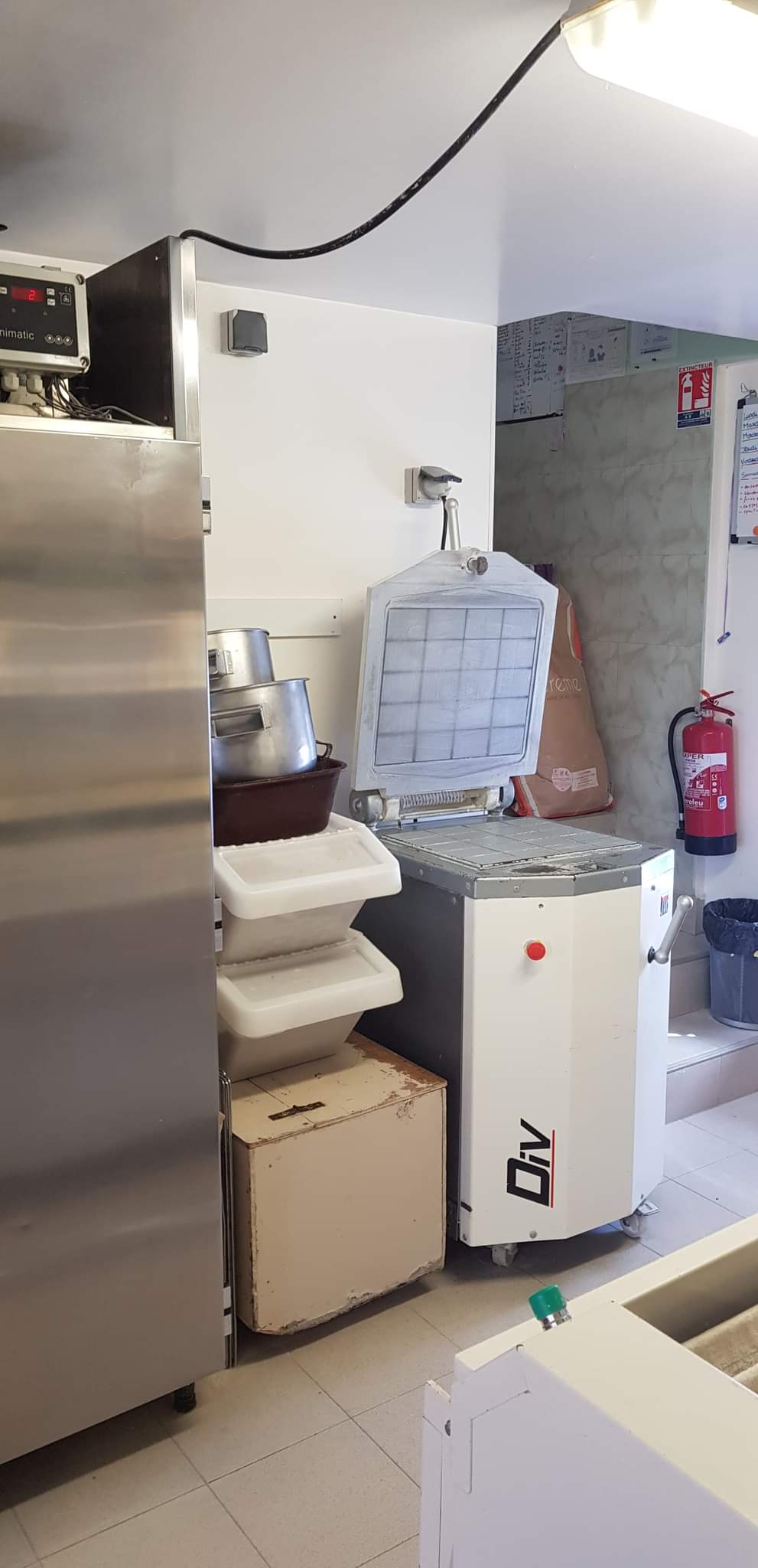 URGENT CAUSE SANTE !  50 000,00 EUROS 23% DU CHIFFRE D’AFFAIRES (EBE 57000 €) (Chiffre d’affaires 304 000 Euros) ! Loyer commerce 1203,06 euros, loyer maison 601,44 (7%). A vendre boulangerie pâtisserie snacking, licence IV et tabac (possibilité de l’arrêter), possibilité restaurant, bar tabac…., gros potentiel !
FERMETURE SAMEDI ET DIMANCHE. Ouverture du lundi au vendredi 7H00 19H00. 6 semaines de congés annuel.
1 vendeuse temps plein. 1 pâtissière 38h50.
FOUR AU FIOUL très bien entretenu, COMPTEUR BLEU
Travail avec le passage et les usines aux alentours Axe routier national 10. Grand parking.
Contrôle Véritas février 2025 vierge. 
Bail jusqu’en septembre 2027.
10 quintaux.
Chiffre d’affaires 304 000 Euros.     Prix de vente 70 000 €.
Possibilité d’acheter les murs via les propriétaires.
Très bonne affaire avec plein de possibilités, beaucoup de potentiel et de développement possible. Belle salle de snacking pouvant accueillir 14 personnes + terrasse d’environ 20 personnes.
Grande surface de vente, machine à café, vente de produits artisanaux et locaux et vente de produits de première nécessité qui peut être développée.
Vente du journal de la région mais la presse peut être développée également.
Labo pâtisserie et snacking, 1 fournil, vestiaires homme et femme avec WC. La disposition est faite en sorte que la marche en avant soit respectée. Tous les compresseurs froids ont moins de 6 ans sauf vitrine snack et une chambre de fermentation. Les cuves à fioul sont aux normes avec une réserve toute utilité.
Pour plus d’informations et de photos n’hésitez pas à nous contacter.
Labo pâtisserie :
Congélateur surgélateur Bongard 4 portes de 2020.
Chambre froide d’environ 6m2.
Tour réfrigéré 4 portes.
Four ventilé 4 plaques Panimatic.
Étuve Panimatic 12 plaques.
Batteur 20L.
Lave main à cellule.
Congélateur bahut.
2 fenêtres vue sur la vallée.
Chauffe-eau de 2023.
Fournil :
Pétrin Phebus de 40 litres de pétrissage axe oblique.
Diviseuse JAC rectangulaire 20 pâtons.
Façonneuse Bongard.
Repose pâtons JAC BM230.
2 chambres de fermentation contrôlée Panimatic.
Plan de travail bois avec laminoir Panirecord.
Four Bongard Cervap à fioul avec système de buée refait avec adoucisseur.
Lave main à genoux.
Porte sur extérieur et 2 lucarnes.
Couloir :
3 congélateurs portes.
Petite réserve ou possibilité d’en faire une douche (déjà installée).
Vestiaire homme avec toilettes
Vestiaire femme avec toilettes
Boutique :
Vitrine négative de vente.
Double vitrine positive.
Vitrine à boisson.
Vitrine pâtisserie 1m30 de long.
Vitrine viennoiseries 1m30 de long.
Vitrine snacking 2m10 de long.
Rayon à pain en fer forgé.
Microns ondes.
2 climatiseurs réversibles.
Point d’eau avec évier.
Trancheuse à pain.
Un meuble vitrine pour les produits locaux.
2 meubles vitrines.
Machine à café libre-service (café grain) sans contrat appartenant à la boulangerie.
À l’entrée un bar.
Une réserve arrière-boutique pour tabac, boisson, emballage…. Qui descend sur un grand garage (personnel) avec un ancien caisson actif pour stockage sec et celui-ci dessert une pièce pour le stockage de 2 grands congélateurs bahuts pour la boulangerie, et une grande pièce pour le stockage de la boutique (matériel éphémère …)
Porte d’entrée et de sortie vitrées et 3 ouvertures de murs vitrées.
Très belle luminosité.
Salle de snack :
Capacité 14 places.
Grande baie vitrée double porte sur terrasse. 
Côté personnel (environ 110m2) :
Belle habitation qui est attenante à la boulangerie mais avec entrée personnelle séparée et distincte.
La liaison entre le perso et le pro se fait par une pièce d’eau et WC.
3 chambres.
1 SDB baignoire avec WC et velux.
La cuisine et salle à manger est en contrebas du salon et donne directement sur une terrasse d’environ 40m2 sans vis à vis avec vue dégagée.
Pièce attenante à la cuisine (qui peut servir de buanderie).
Pièce chaufferie avec chauffage fioul et cave.
Le tout sur terrain d’environ 4000m2 reparti entre parking, jardin (env. 500m2) et clôturé et terrain attenant.
Système d’épuration en fosse septique accessible.
Grand portail qui permet de rentrer les véhicules dans le jardin.
Ensemble propre et entretenu.
Grenier non isolé sur toute la longueur du bâtiment.