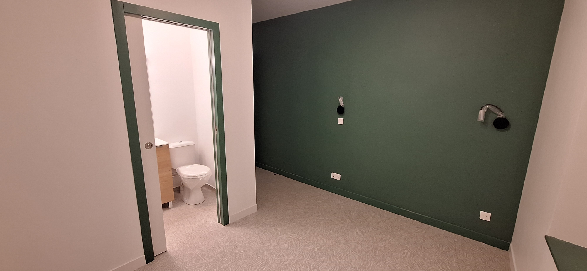 La commune de Razès, en Haute-Vienne, située sur l’axe A20 (sortie direct échangeur 25), recherche un porteur de projet (ou couple) pour réactiver un hôtel restaurant avec possibilité de développer un service traiteur. 
Idéalement situé au cœur du centre-bourg, cet établissement a connu par le passé une activité commerciale réputée. L’ancienne dirigeante a fait valoir ses droits à la retraite. La commune qui a acquis cet établissement envisage de proposer la reprise de l’activité en location à un professionnel de la restauration.
Le bâtiment a bénéficié d’investissements importants de la commune (500K€) pour le réhabiliter afin de le moderniser (réfection totale des chambres pour atteindre les 2 étoiles), le mettre aux normes (accessibilité, électricité,) et améliorer sa performance énergétique (changement de la chaudière, isolation des murs, mise en place d’une ventilation contrôlée, éclairage LED…).
Le site bénéficie d’une façade sur rue avec terrasse donnant sur la place principale du bourg qui vient d’être intégralement aménagée. Le rez-de-chaussée intégrant la partie restaurant/bar dispose d'une superficie de 225 m2 environ constitué de 2 salles de restaurant (73 et 50 m²), une salle de bar (48 m²), une cuisine professionnelle à équiper. A l’étage se situe la partie hébergement avec 6 chambres exploitables et un bureau. Une terrasse peut être aménagée devant et derrière le bâtiment.
Le sous-sol d’une surface d’environ 220 m² permet d’offrir de nombreuses possibilités de stockage.
Un parc d’environ 5 000 m², joliment arboré à l’arrière du bâtiment permet d’accueillir des évènements traiteur et offre des place de stationnement.
L'établissement pourra bénéficier de la fréquentation des habitants, des associations et entreprises du territoire, ainsi que d'une clientèle de passage, de touristes. A noter la présence sur la commune, du site principal du Lac de Saint Pardoux (Santrop), atout touristique majeur du département avec plus de 500 000 visiteurs annuels. 
L'exploitant devra proposer une restauration traditionnelle et de qualité valorisant les produits locaux.
Le dispositif prévu consiste en une location avec un bail commercial 3/6/9 intégrant la licence 4 pour un montant de 1200 € H.T mensuel.
Les personnes intéressées peuvent contacter la Mairie de Razès ou la CCI de la Haute-Vienne. Les candidats devront joindre impérativement un CV et une lettre présentant leur projet. Une visite des lieux pourra être effectuée.