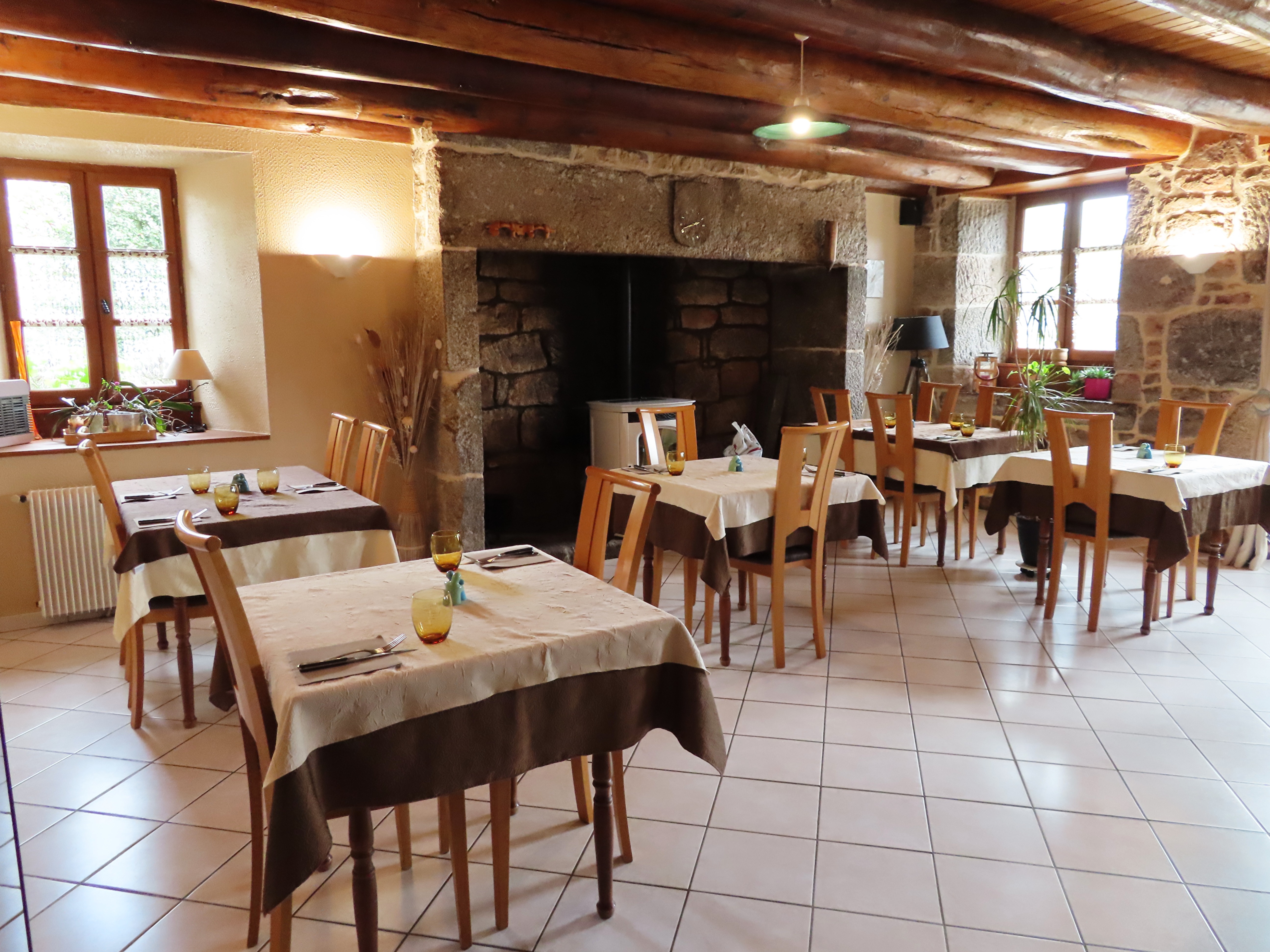 A reprendre, hôtel-restaurant de type « Auberge de Pays », idéalement situé au sein d’une commune d’environ 200 habitants, sur les contreforts de l’Aubrac et à proximité immédiate de l’autoroute A75 (axe Clermont-Ferrand – Montpellier).

L’établissement est exploité dans le cadre d’un bail commercial avec mise à disposition des locaux nus (sans mobilier ni matériel professionnel).

Le restaurant est composé d’une salle de bar de 36m²  (capacité : 12 personnes), une salle de restaurant de 47 m² (capacité : 48 couverts), une terrasse (capacité : 15 couverts), une cuisine de 31m², une réserve, des sanitaires distincts pour la clientèle et le personnel.

 L’hôtel permet d’accueillir 16 personnes réparties sur 7 chambres.

L’établissement bénéficie d’une clientèle diversifiée : locale et professionnelle, complétée par une fréquentation touristique. Sa situation sur le parcours du GR « Tour des Monts d’Aubrac » constitue un atout supplémentaire, notamment pour l’accueil de randonneurs.

Un logement de fonction est inclus dans le bail, comprenant trois chambres, un salon et des sanitaires.

Cette affaire conviendra particulièrement à un couple ou deux associés disposant de compétences complémentaires en hôtellerie-restauration, souhaitant s’inscrire dans un projet de développement en milieu rural.

Loyer mensuel : 1000 €/mois