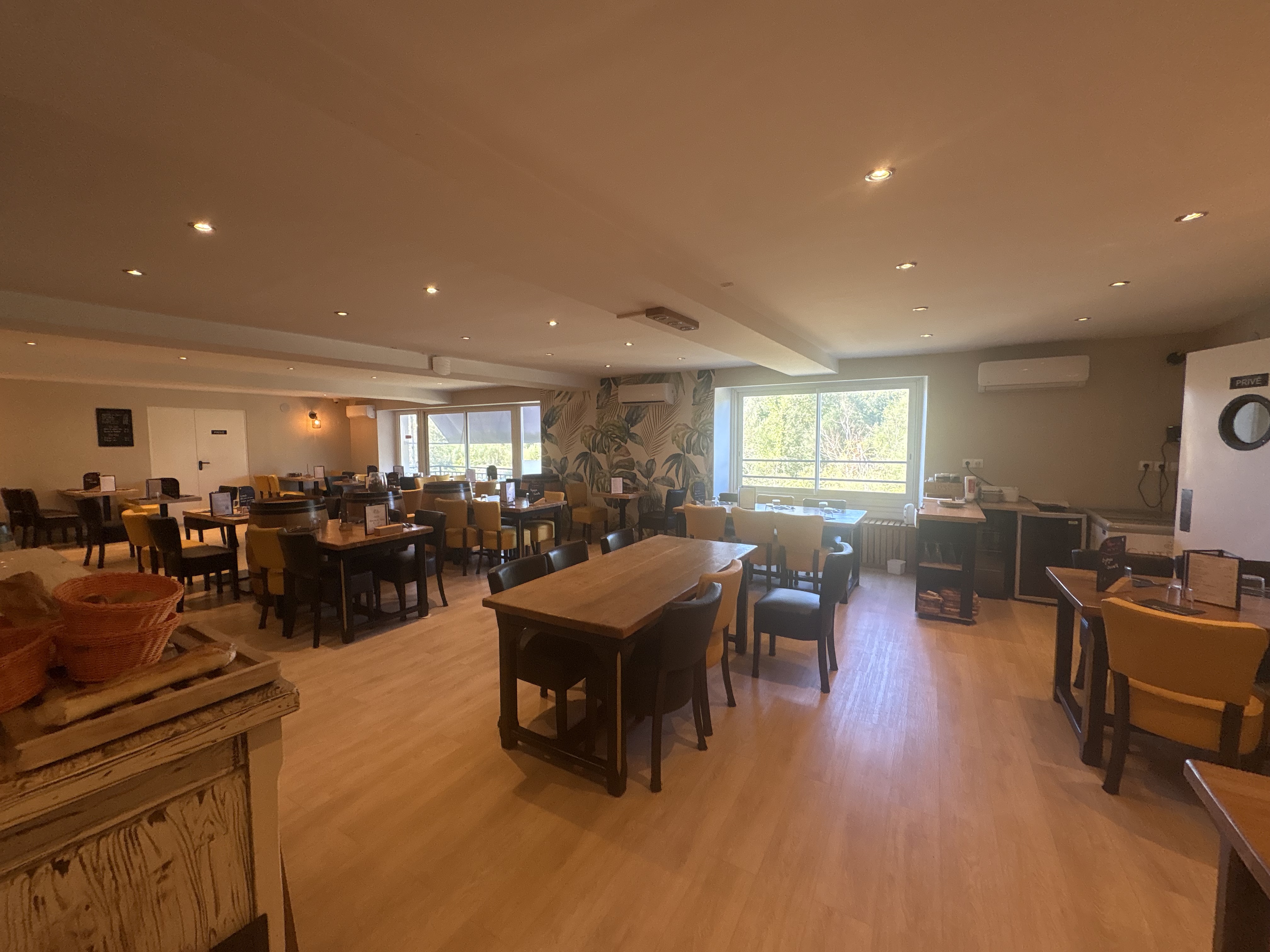 Vente des murs et du fonds de commerce d’un bar-restaurant rénové, avec chambres d’hôtes et plus de 1 000 m² de volumes à développer, dans un cadre de montagne.

Description du bien :

En Pays basque intérieur, cet ensemble immobilier à vocation de restauration et d’hébergement bénéficie d’un environnement naturel privilégié, avec vue sur les montagnes et la rivière.

La vente porte conjointement sur les murs et le fonds de commerce, formant un ensemble indissociable.

L’établissement développe aujourd’hui une activité de bar-restaurant traditionnel, avec une identité forte autour d’une cuisine au feu de bois. Le restaurant a fait l’objet d’importants travaux et constitue un outil de travail qualitatif, chaleureux et immédiatement exploitable. L’activité permet également l’accueil de groupes, de repas familiaux, d’événements et d’une clientèle professionnelle.

Le bien est complété par 5 chambres d’hôtes et par d’importants volumes aux étages, offrant un réel potentiel de restructuration et de développement de la capacité d’accueil. Une partie habitation, actuellement occupée, est intégrée à l’ensemble.

Surface du bien :

Surface développée : environ 1 055 m² (1 054,60 m² au relevé architectural), sur cinq niveaux 
- Rez-de-chaussée : 332,95 m² (salle de restaurant, espace bar, cuisine professionnelle, salle à manger complémentaire, salon privatif, réserves et locaux annexes, terrasse) 
- R+1 : 209,75 m² 
- R+2 : 145,50 m² 
- R-1 : 152,95 m² 
- R-2 : 213,45 m² (avec R-1 : caves, réserves, ateliers, locaux techniques et garage) 

Foncier : environ 3 880 m² répartis sur plusieurs parcelles cadastrales, comprenant constructions, dépendances et terrains attenants ; parking et espaces extérieurs.

Localisation :

L'établissement se situe en Pays basque intérieur, au pied des Pyrénées, dans un village de montagne offrant un environnement naturel préservé, avec vue sur les reliefs et la rivière.  

Territoire de randonnée, de pleine nature et de gastronomie, il attire une clientèle touristique, sportive et de passage, en plus de la clientèle locale. 

Conditions d'acquisition :

Vente conjointe des murs et du fonds de commerce, formant un ensemble indissociable.

Caractéristiques / Atouts :

- Un restaurant clé en main : rénové, chaleureux et immédiatement exploitable, avec sa cuisine professionnelle, son bar, son salon privatif et sa terrasse. Un acquéreur peut ouvrir sans travaux dans cette partie. 

- Une signature qui fait la différence : une cuisine au feu de bois, qui donne à l'adresse une identité forte et mémorable. 

- Des revenus déjà diversifiés : 5 chambres d'hôtes en activité, qui complètent le restaurant. 

- Un potentiel hôtelier à révéler : les étages offrent plusieurs chambres et pièces existantes à restructurer pour doubler, voire plus, la capacité d'accueil. 

- Plus de 1 000 m² pour voir grand : cinq niveaux, des caves et des ateliers, de quoi imaginer séminaires, événements, hébergement de groupe, espace bien être ou autres activités. 

- Un domaine de près de 3 900 m² : parking et espaces extérieurs, rares pour un établissement de cette capacité. 

- Un cadre d'exception : vue sur les montagnes et la rivière, au cour d'un territoire de randonnée et de pleine nature.