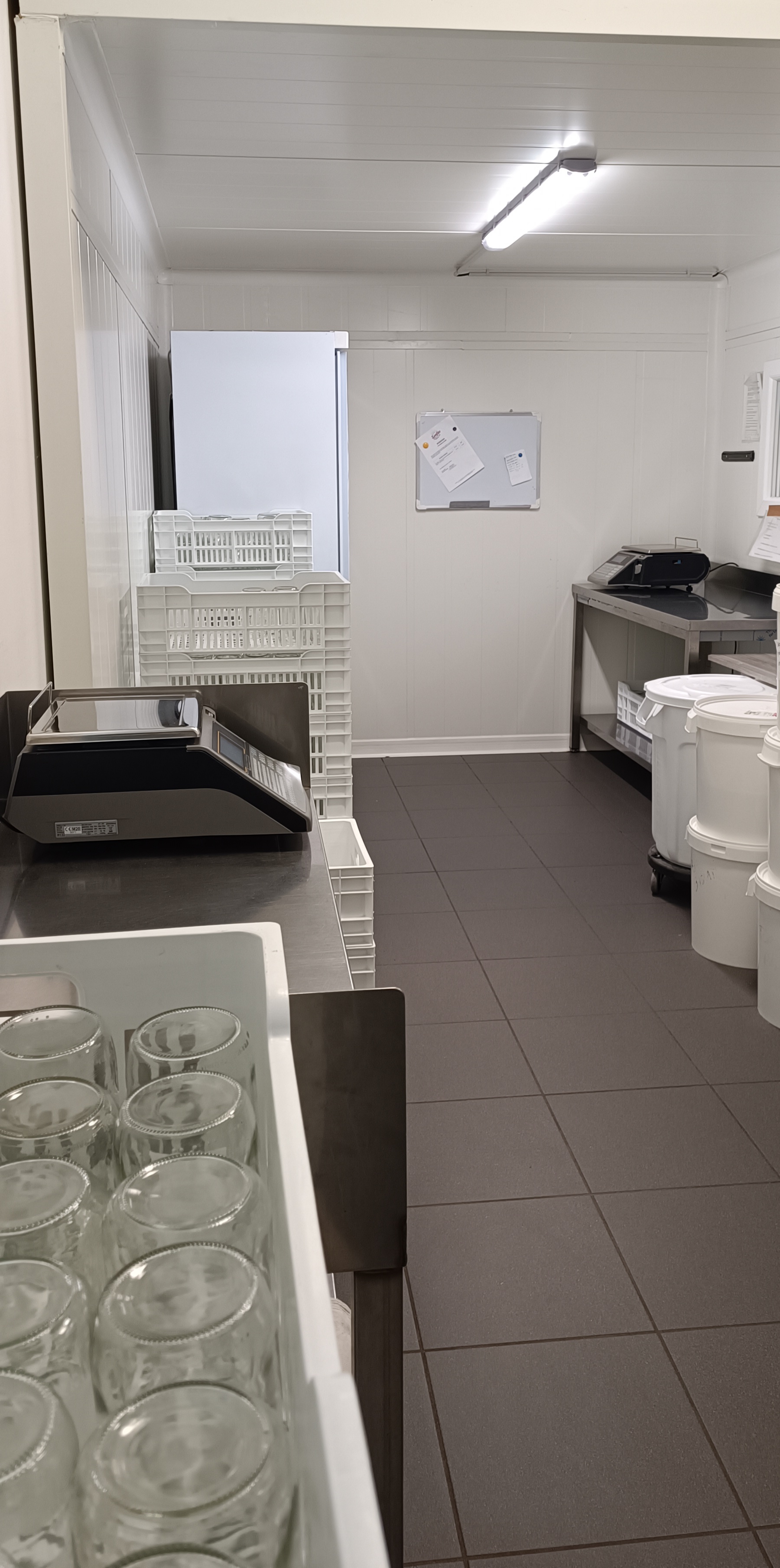 A céder, cause retraite, fond de commerce alimentation d’une boutique/drive, produits Locaux en zéro déchet, concept unique dans le Tarn.  Situé sur Albi, bel emplacement sur axe passant dans une zone commerciale accessible avec grand parking gratuit. Clientèle fidèle de plus de 4500 clients et une forte notoriété locale. Activité : Vente de produits alimentaires(épicerie sèche, fruits et légumes et produits frais), cosmétiques, ménagers et nourriture pour animaux. Commande en ligne, boutique achat sur place et retrait au drive - Local commercial équipé opérationnel de 150 m2 aux normes PMR -  
Site e-commerce opérationnel -  Fonds de commerce : 65 000 € stock non compris -