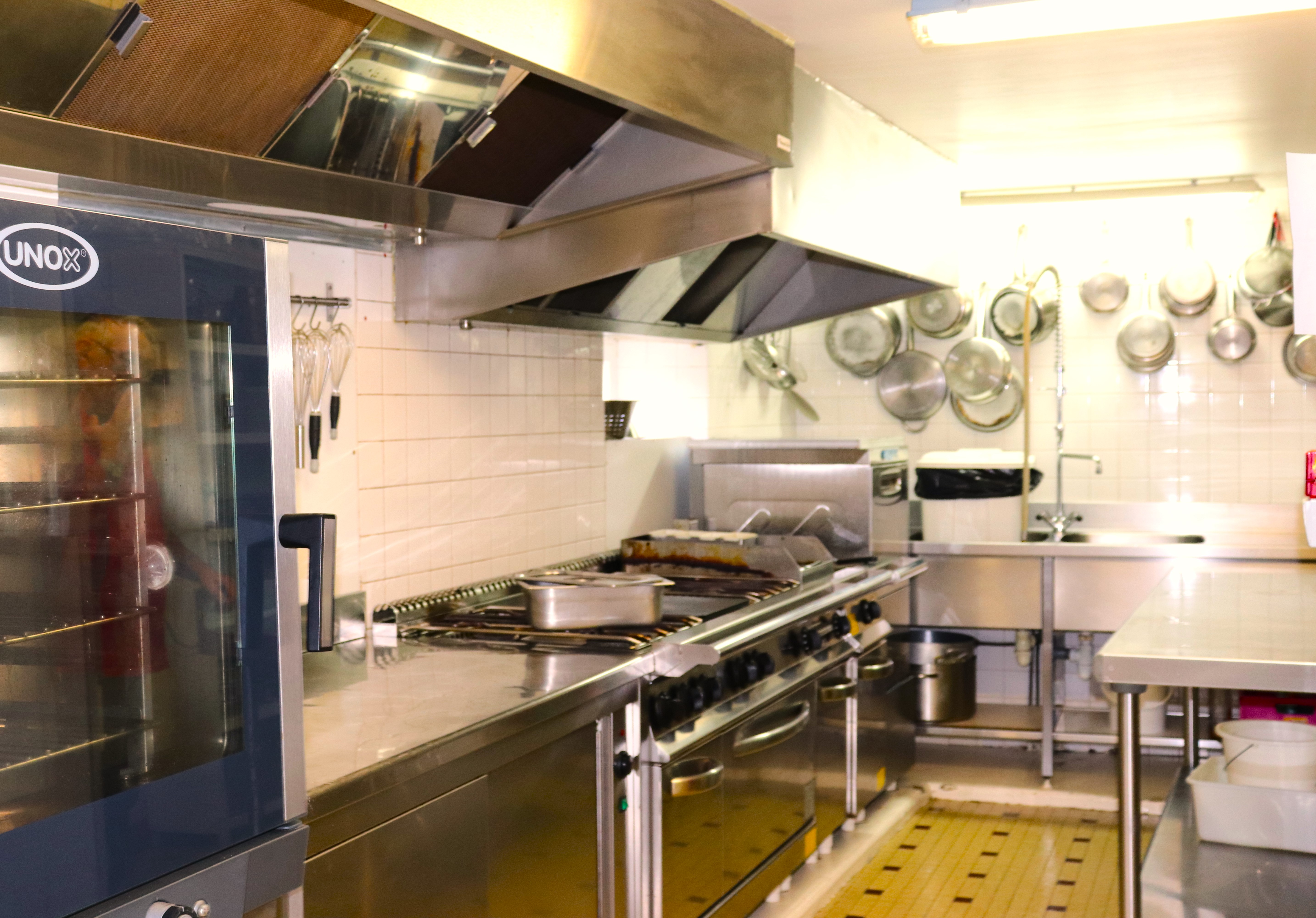 Véritable institution dans le village depuis plus de 30 ans, et pour cause de départ en retraite, vente du fonds de commerce: 
📌Deux salles de restaurant (60 couverts)
📌Salle du bar-tabac 
📌Grande terrasse extérieure 
📌Cuisine et affaire très bien entretenues
📌Cave et espaces de stockage en sous-sol 
✅ Bons C.A et résultats, réguliers, faibles charges
✅ Clientèle locale et touristique 
✅ Licence IV
✅ Loyer H.T de 284€/ mois
✅ Possibilités à l'étage, création de logements de fonction et/ou d'hébergements
✅ Façade récemment rénovée, volet métallique 
✅ Alarme 
✅ Au coeur des châteaux et sur le parcours de la Loire à Vélo
Honoraires charges acquéreur Agent commercial en immobilier. 
Prix de vente: 79000€ H.T, honoraires 12.85% (9000€) charges acquéreur, soit 70000€ hors honoraires. 
Un projet immobilier ⁉Contactez-moi au 06 71 99 57 67 ou p.leroy@immo-reseau.com
Cette présente annonce a été rédigée sous la responsabilité éditoriale de Pauline LEROY agissant sous le statut d'agent commercial en immobilier immatriculée auprès de la SAS IMMO RESEAU, au capital de 10 000 €, 44 Allée des Cinq Continents, ZAC Le Chêne Ferré, 44120 VERTOU ; SIRET 519718886 RNE NANTES. Carte professionnelle Transactions sur immeubles et fonds de commerce (T) et Gestion immobilière (G) n°3002 2018 000 024 971 délivrée par la CCI de NANTES-SAINT-NAZAIRE (44) ; Garantie par GALIAN - 89 rue de la Boétie, 75008 Paris - n° 171379G pour 120 000€ pour T. Assurance responsabilité civile professionnelle par GALIAN n° de police 120 137 405.
 (réf. 28511) - Le professionnel garantit et sécurise votre projet