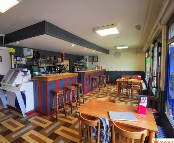 Vends bar pmu fdj épicerie murs et fonds sur la commune de Bégard .
Au rez de chaussée pour une surface de 230 mètres carrés environ avec stockage et garage.
Possibilité de développement.
A l'étage un appartement de 80 mètre carré environ.
Deux terrasses .
Grand parking .