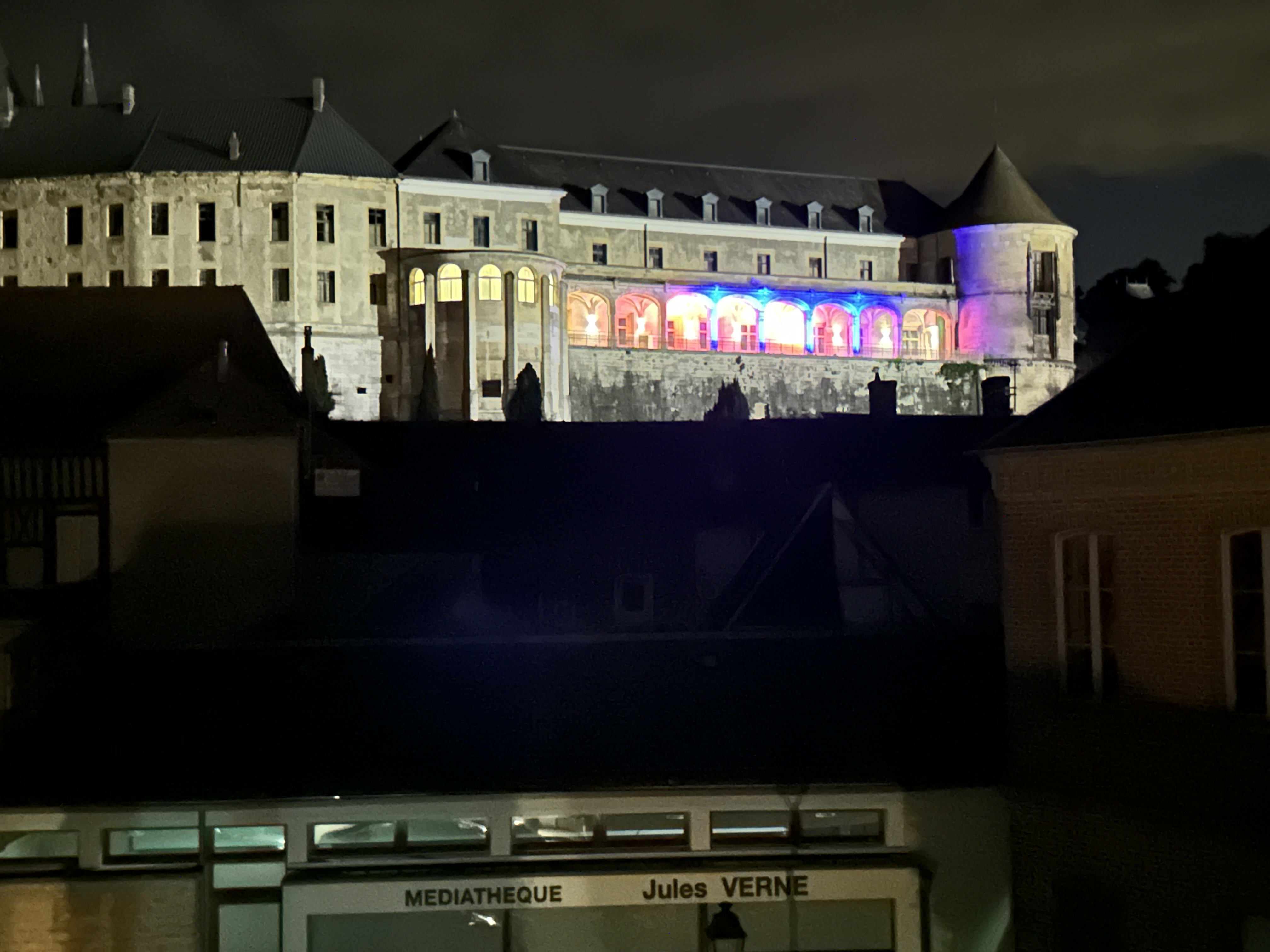 Vend fond de commerce restaurant situé au cœur du centre ville de Gaillon. Vue sur le château, parking en face le restaurant. Actuellement 25 cvts possibilité d augmenter la capacité, ouvert 4 jours par semaine, 5 semaines de congés annuels. Sous sol 100 m2, au rez de chaussée cuisine toute équipée et neuf, restaurant et boutique poissonnerie, 1er toilettes clients et salon, 2eme appartement 2 pièces et salle de bain (à rénover) petit loyer et bail neuf, pas de salarié a reprendre. Ce petit bijou vous attend clé en main