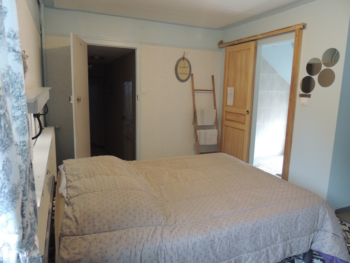 Ensemble immobilier actuellement Brasserie / Chambres d'hôtes/Bar .
Idéal couple, Affaire à faire fructifier dans village avec écoles ( Mat § Primaire avec Gymnase ,Bus pour Collège), Epicerie, Boulangerie, Artisans.
Bar 66 m² , Salle de restaurant 36m², Salon 26 m²,Cuisine Pro 19m² + arrière cuisine 14m², appartement T2 42m², 5 Chambres SDB privative + WC, Appartement T2 Rez de jardin 46m², Garage 90m² + Petit garage 27m², 3 caves  environ 130m², Terrain clos 900m² dont terrasse 70m²(arboré). Le tout vendu entièrement meublé . Tous contrôles effectués( électricité, incendie etc..).
Chauffage Gaz et Electricité( Radiateurs connectés) + Cheminée Salle de Restaurant. Fenêtres double vitrage .
Cour privée. Parking public 50 m.
Possibilité achat Gîte 110 m², côté cour, 80K€.

CA 110 K€ sans salarié.
Prix Murs et Fond ; 400 000