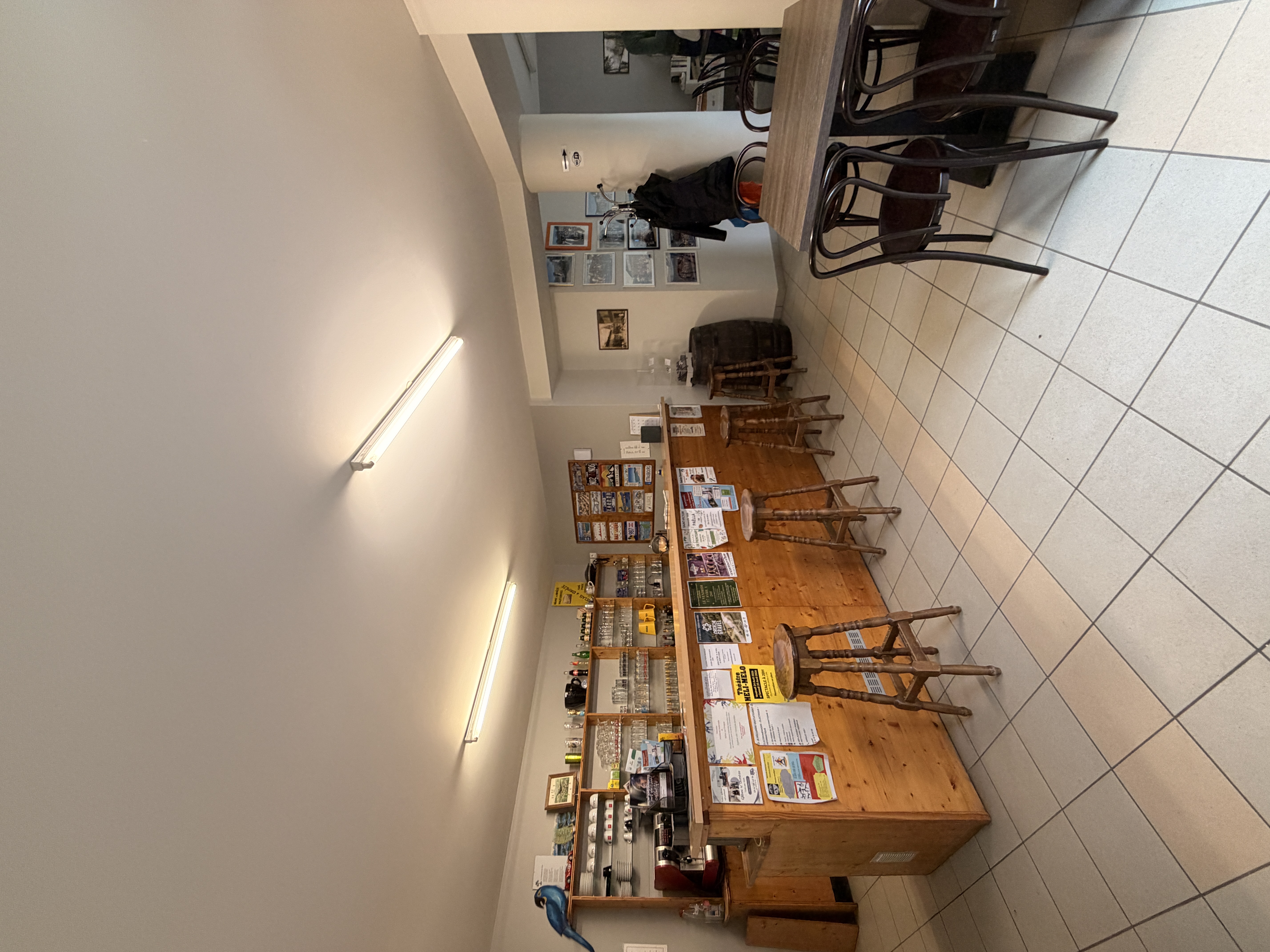 À vendre fonds de commerce multiservices incontournable dans la vie locale, bénéficiant d’une clientèle fidèle et d’un fort potentiel de développement. Cause de départ en retraite au 31/08/2026. Locaux entièrement rénovés en 2012. 
Activité idéale pour un couple ou une personne souhaitant s’investir dans un commerce de proximité polyvalent.

Situé dans un village vivant avec :
- Boulangerie
- Marché hebdomadaire le dimanche
- École primaire
- Passage du bus scolaire pour collège et lycée 

Activités actuelles :
- Épicerie (produits de première nécessité, produits du terroir)
- Bar avec débit de boissons – Licence IV détenue par la mairie, nécessitant une formation. 
- Possibilité de créer une restauration sur place
- Coin presse (hebdomadaires locaux)
- Relais colis (Chronopost/Pick up)
- Services : photocopies, télécopies, accès internet, impressions
- Agence postale communale rémunérée par la mairie (revenu complémentaire)

Locaux :
- Rez-de-chaussée complet dédié à l’exploitation
- Deux pièces à l’étage
- Partie nord du premier étage à usage privatif et stockage
- Cave sous la partie nord du bâtiment
- Terrasse extérieure

Conditions :
- Murs appartenant à la mairie
- Loyer à définir avec la mairie
- Commerce clé pour la vie du village
- Fort potentiel de développement (restauration, animations, services…)

Affaire saine, idéale pour projet de reconversion ou installation en milieu rural avec qualité de vie.