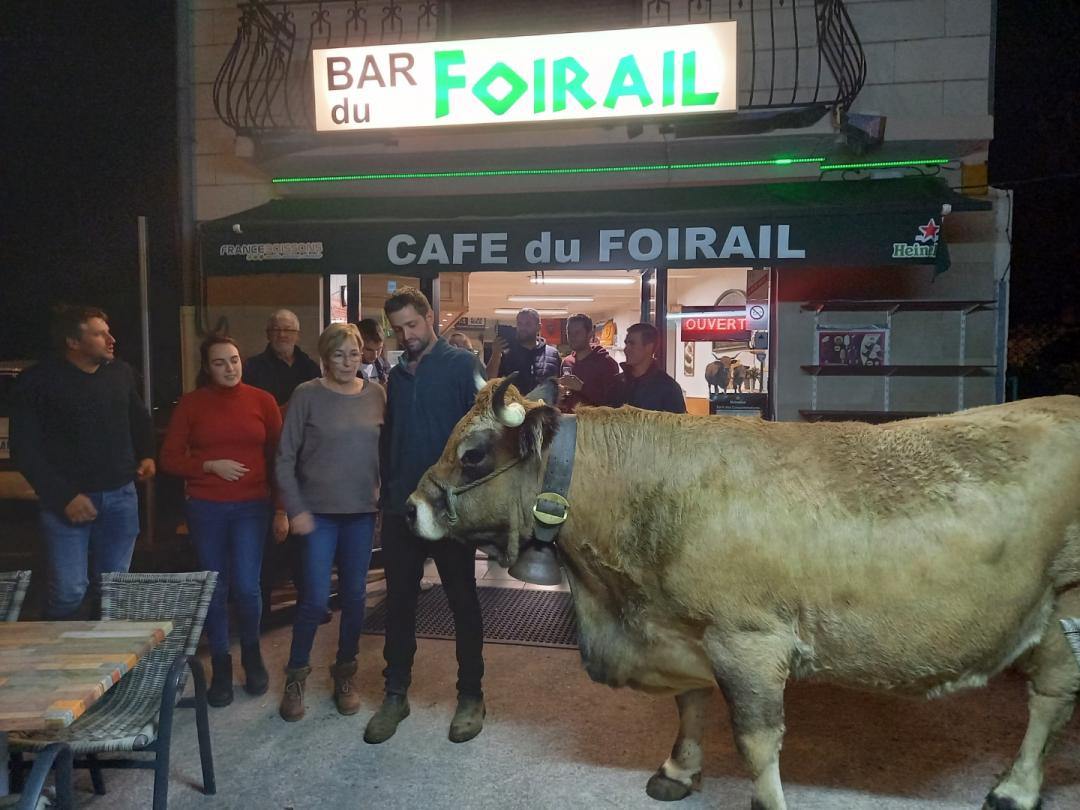 Au centre de LAISSAC, petite ville de 2.000 habitants, touristique, dynamique et reconnue en ce sens au travers du label « Village Etape » par le Ministère des Transports et « Petite Ville de Demain », connue nationalement pour son célèbre Marché aux Bestiaux et à ce titre mise régulièrement en avant à la TV. 
Dans le cadre de votre projet de vie, toutes les commodités sont sur place pour vous, votre famille, vos enfants : écoles et collège, supermarché, maison médicale avec médecins, nombreuses associations et clubs sportifs… Le tout dans un cadre verdoyant et agréable. La communauté de communes est accompagnante dans votre projet avec un interlocuteur dédié à l’accueil d’entreprises.
Pour votre projet, nous vous proposons LE Bar Restaurant iconique, le « CAFE DU FOIRAIL » avec sa Licence IV.  L’affaire est existante depuis des décennies bénéficie d’une excellente réputation et d’une rentabilité existante. Plusieurs fois vue à la TV pour son célèbre « Petit déjeuner à la fourchette des maquignons ».
L’exploitation se situe sur un excellent emplacement commercial avec des commerces de 1ère nécessité en voisins immédiats : boulangerie, pharmacie, etc… Mais surtout le positionnement du fameux foirail qui assure un flux important tous les mardis en matière de restauration pour les professionnels du Marché et les touristes. Vous bénéficierez également de plusieurs places de parking gratuites.

Au chapitre économique, l’activité a un boulevard devant elle en matière de développement de Chiffre d’Affaires ! 
Le CA se fait essentiellement sur une clientèle d’habitués fidèles (Siège de 3 associations sportives, habitants etc) au travers d’un local de 110m² environ exploitables contenant un espace bar et une 50taine de places assises intérieures. En extérieur, les beaux jours vous permettront d’exploiter une terrasse d’une 50taine de places également. Les propriétaires sont force de proposition pour adjoindre à la location un jardin attenant de 50m² pour agrémenter cette terrasse ainsi qu’un garage de 20m². Cette affaire est exclusivement destinée à un professionnel du CHR avec un C.A qui ne demande qu’à être développé en augmentant les plages de service de restauration (aujourd’hui uniquement le mardi). A noter que l’activité est déjà rentable en l’état.
Pour maintenir et développer le CA :
Vous pourrez compter sur le dynamisme du village lors d’animations phares : rallye automobile national, course de vélo « Roc Laissagais », rassemblement de Camion US, concours de la Race Aubrac, etc… Tout comme le reste du territoire environnant, très animé : Transhumance, courses cyclistes, course ultra trail, marchés nocturnes, concerts et évènements culturels, etc…
En saison, vous pourrez compter sur la présence de nombreux touristes pour développer votre activité avec la présence de nombreuses résidences secondaires, d’un village de vacances-camping dans la commune. Le village comprend plusieurs autres affaires CHR dont l’activité restauration est sous-exploitée.
Le matériel est récent et vous permettra d’exploiter immédiatement. Aucun contrat brasseur.
Départ cause retraite approchante.
Conditions financières :
	Location gérance avec bail notarié : 1600€ mensuels non assujetti à la TVA + caution 6.000€ + refacturation taxes foncières.
	Possibilité de vente de l’ensemble : prix à discuter.