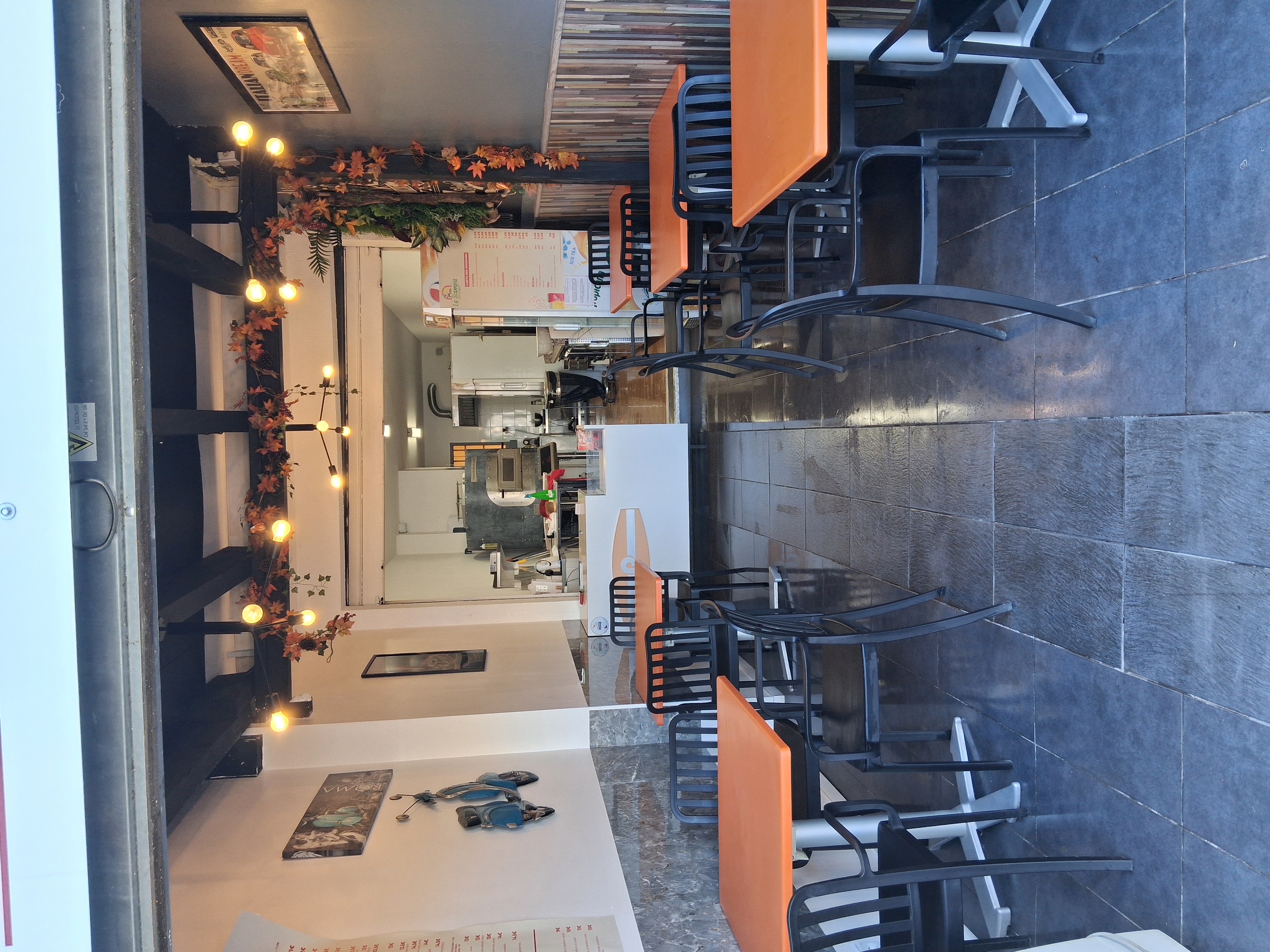 Pizzeria situé dans la rue commerçant du quartier de la faviere a bormes les mimosas 
Ca en progression 56k en 2024 80k en 2026
Travaux récents électricité plomberie neuve 2025
Local neuf
Vous bénéficiez d une terrasse de 12 couverts non soumis au taxe mairie intérieure 12 couverts 
Entièrement équipé 
Four morello frv 100 a reprendre en leasing sur 4 ans a 360ttc
Affaire reputer 4.9 sur Google 
La scampia a bormes les mimosas 
Prix 30k plus reprise du leasing