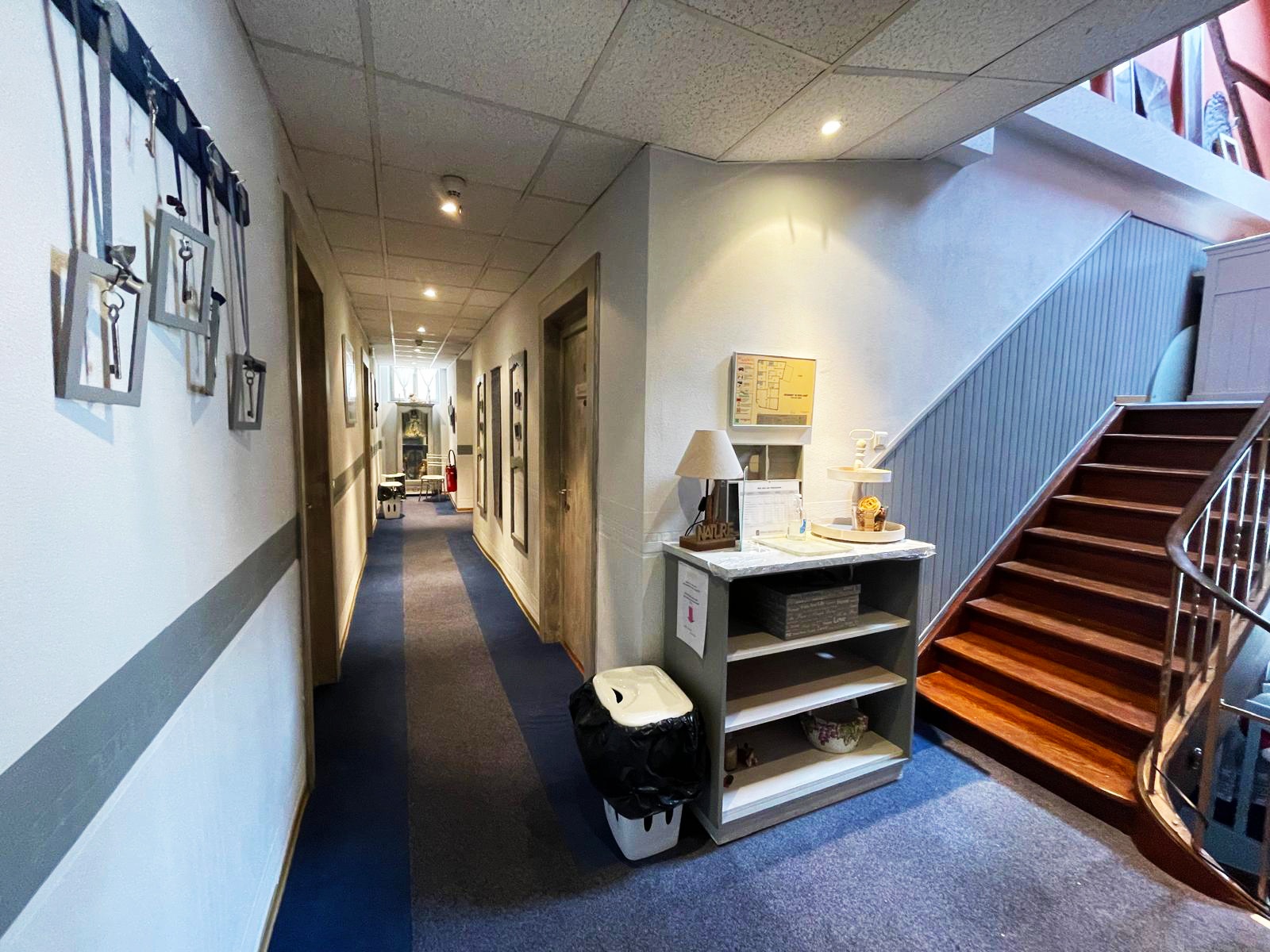 Recherche repreneurs pour notre hôtel Restaurant, situé au cœur de la vallée de Saint Amarin au pied du Grand Ballon.

Superficie 640m2 sur 4 niveaux :
*Rez-de-chaussée :  1 cuisine, 2 salles de restaurant 30  et 80 couverts avec  1 cheminée pour la cuisson des viandes,  
ainsi qu'une terrasse de 20 cvts.
*1er étage : 6 chambres pouvant accueillir 16 pers et 1 appartement de fonction 80m2. 
*2eme étage comble aménageable possible.
*Sous-sol  1 cave
*1 cour avec 3 garages