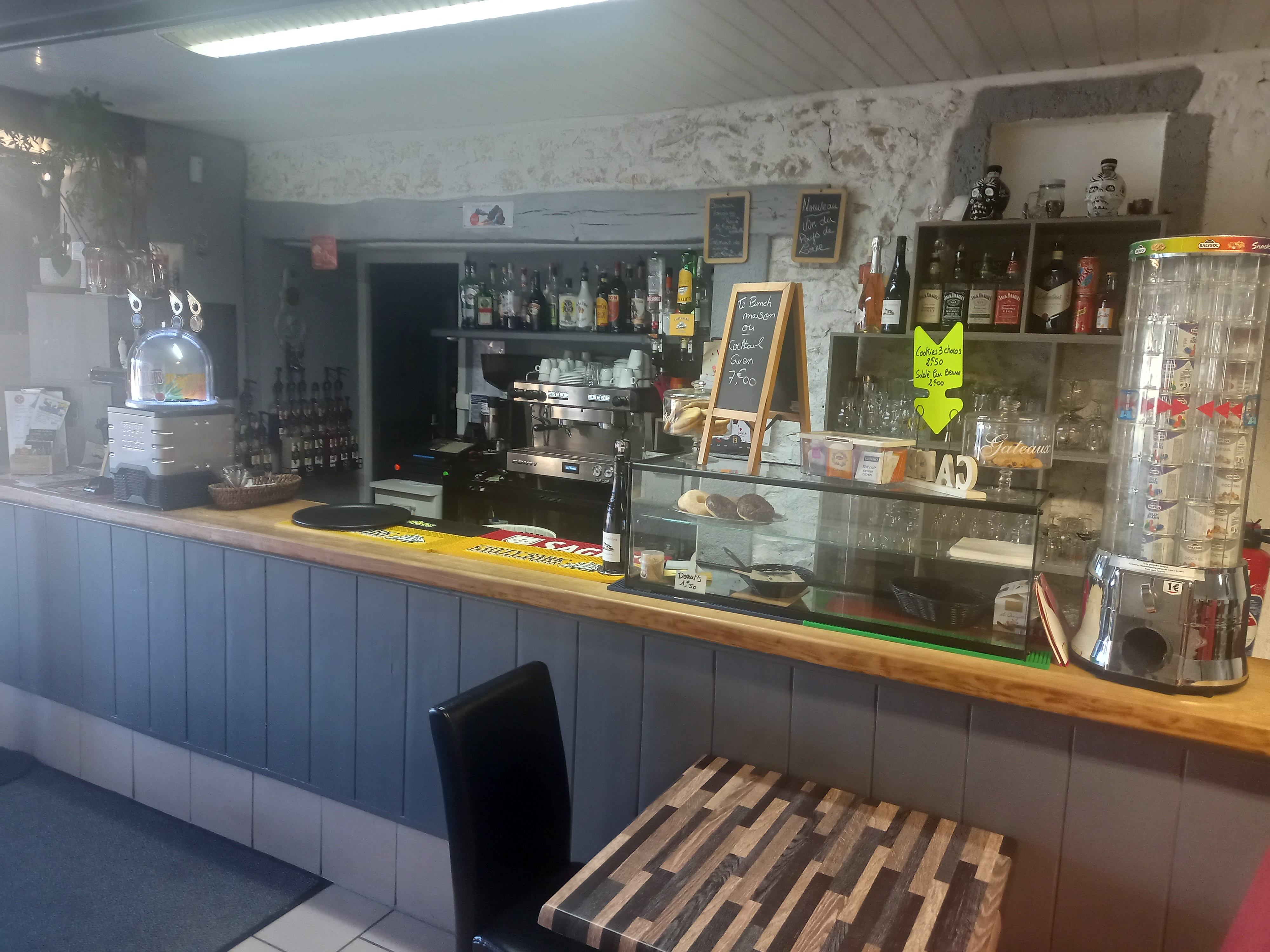 Fonds de commerce de bar-restaurant avec licence 4 40 couverts à l'intérieur Vancouver en terrasse pas de gros rafraîchissement à prévoir beaucoup de choses ont déjà été faites en 4 ans idéal pour un couple pas de logement avec le fonds de commerce
