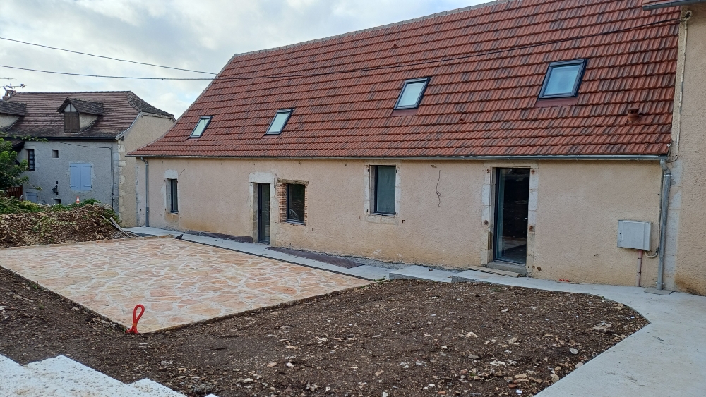 La commune de Gréalou (Lot) recherche une location gérance pour son restaurant de 135 m2  (type traditionnel, gastronomique ou à thème) avec deux salles dont une à l’étage ainsi que deux terrasses : une côté jardin et l’autre côté route (en face de l’école) qui est en cours de réhabilitation et dont l'ouverture est prévue pour début 2026. 

Il se situe dans un village d’Occitanie de 325 habitants avec écoles maternelle et primaire et de nombreuses associations Il bénéficie de la proximité de Cajarc 
(120 000 visiteurs par an) et de Figeac (500 000 touristes par an). Il est localisé sur un axe routier important mais aussi sur le chemin de St Jacques de Compostelle (14 000 passages / an) et dans le Parc Naturel Régional des Causses du Quercy. 

 Il s’agit d’une  création d’activité avec des investissements à prévoir (matériel, aménagements intérieus …) et notamment espace cuisine à équiper 
 •Le  Loyer pour le restaurant avec un petit logement à l’étage (T2  de 40m²) est à  640 €/mois

Profil recherché :
 Expérience dans la restauration et de la gestion
 Sens de l’accueil  et du commerce, convivialité, 

 Pour toute demande de candidature ou d’informations complémentaires merci d'envoyer un mail avec vos coordonnées téléphoniques  ainsi que votre  mail à la Mairie de Gréalou, nous vous contacterons dans les plus brefs délais. Et vous transmettrons le dossier de candidature et le cahier des charges 
 La Mairie de Gréalou est ouverte  le mardi 9h/12h et 13h/16h30. Et le vendredi matin. Toutes les informations sont sur le site internet de Gréalou point com

 Alors prêt ? Rejoignez-nous pour cette belle aventure et participez au dynamisme de notre commune