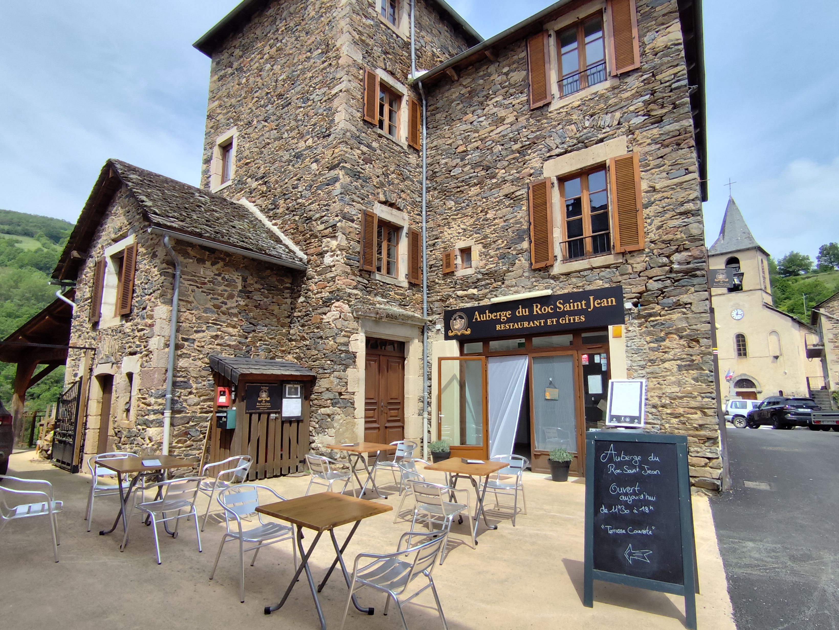 A vendre Auberge dans un petit village d'Aveyron (classé Village remarquable) dans les Raspes du Tarn.
Vend cause santé.
L'Auberge est idéalement placée sur le tracé du GR736 (entre Millau et Albi), offrant une clientèle de randonneurs toujours plus nombreuse surtout d'Avril à juin et de septembre à octobre.
Les gîtes sont appréciés par les vacanciers en juillet et août, notamment par le calme, la nature et la piscine.
Grâce aux 2 barrages hydroélectriques à proximité, cela amène une clientèle ouvrière notamment pour les repas du midi.
Le restaurant peut accueillir une trentaine de personnes en salle et une vingtaine en terrasse.

L'Auberge dispose de 3 gîtes : 
- le premier dans le bâtiment principal, peut accueillir jusqu'à 8 personnes (3 chambres doubles, 2 wc, 2 salles de douche, cuisine équipée)
- le second dans le bâtiment principal, peut accueillir jusqu'à 3 personnes (1 chambre en mezzanine, 1 canapé lit, salle de douche/WC, kitchenette)
- le troisième dans le bâtiment en bas du jardin, actuellement en rénovation pourra accueillir jusqu'à 4 personnes.
Il y également un terrain de bivouac avec des sanitaires neufs à coté de la piscine.

Le loyer de l'Auberge est de 602€.

Possibilité de loger sur place (appartement 3 chambres 80m² au 1er étage) loyer 328€.

Les écoles sont à 15 min, ramassage scolaire assurer devant l'église.
Le collège de secteur est Saint-Affrique, arrêt de car à 10min en voiture.

Idéal pour un couple voulant une affaire atypique dans un cadre idyllique

Pour plus de renseignement, n'hésitez pas à nous contacter.