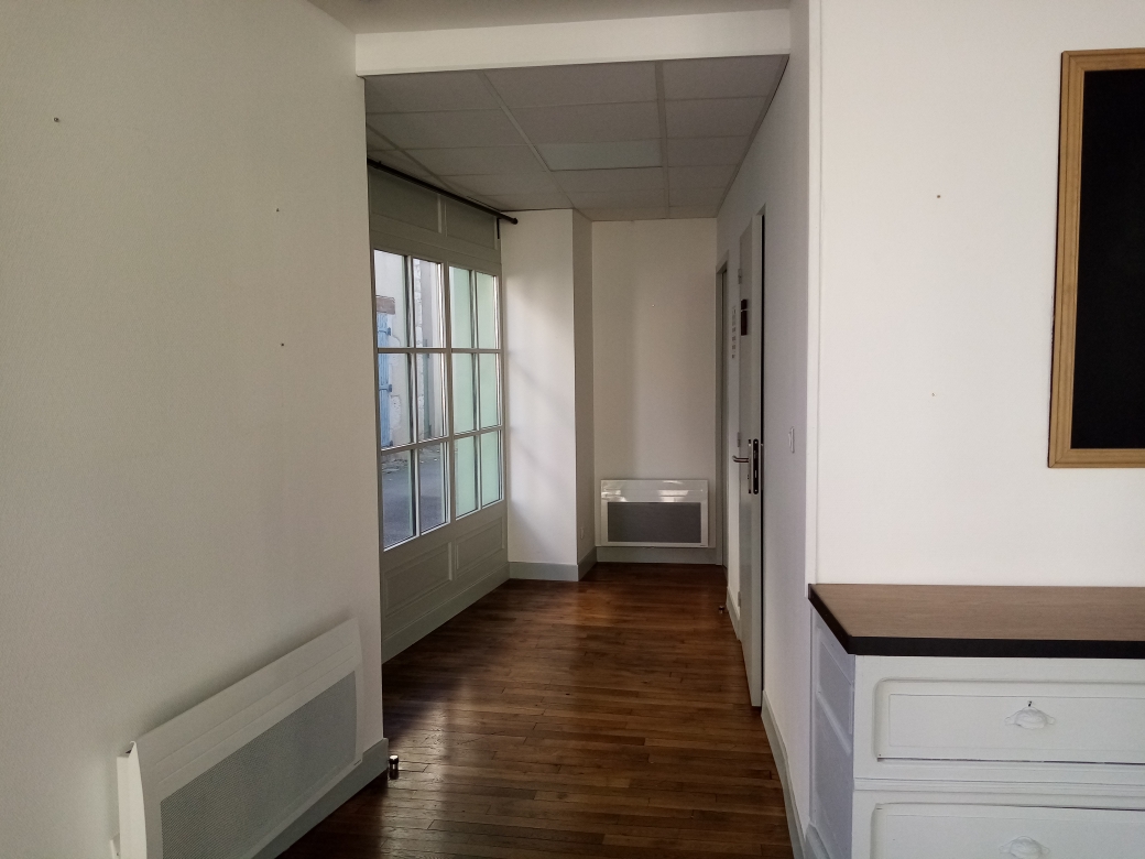 LOCAL A LOUER 
Présentation de la commune : la commune d'EBREUIL (1300 hab) est située à proximité de l'A75-A71 propose à la location un local à usage commercial ou professionnel entièrement réhabilité et situé au centre du bourg.

Commune attractive au cadre de vie remarquable (classée Petites Cités de Caractère) environnement et cadre de vie agréable, cité touristique, vie associative et commerces dynamiques.

Le local : surface 78m2, 2 pièces dont une ayant vitrines sur place du village , caves, WC terrasse
stationnement à proximité donnant sur la nouvelle 
 place du village 
LIBRE DE SUITE. LOYER 400€/Mois
la commune souhaite louer pour la création d'un commerce ou une activité professionnelle. ADRESSER CANDIDATURE A LA MAIRIE D'EBREUIL (03450) Place de l'Eglise