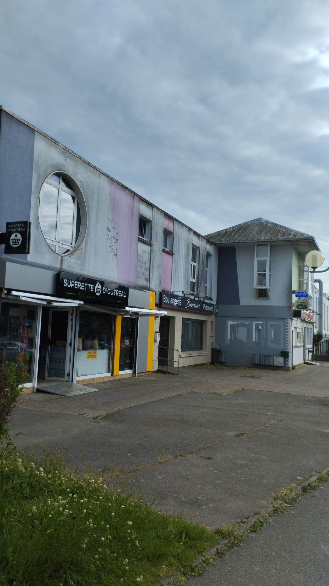 Bonjour,

Je vends fond de commerce supérette, 72m², chambre froide 6m².
Elle se situe sur un grand boulevard, bon emplacement, boulangerie à côté, du matériel récent et avec un loyer raisonnable.

Prix: 25 000€

Pour plus d'informations, n'hésitez pas à me contacter par téléphone. Merci!