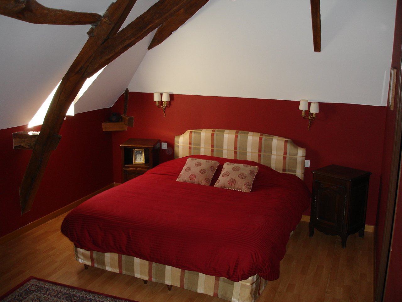 Cet établissement de standing situé au coeur d’un des plus beaux villages de France est à reprendre. Dans un environnement calme, ce domaine est propice à la déconnexion et au ressourcement.

Description du bien :

Au cœur d’un village historique, cette belle demeure allie le confort de la vie moderne tout en respectant le charme et le caractère de l’ancien.

Cette demeure propose:
–Un restaurant :
Une grande salle de 40 couverts et une salle plus intimiste de 10 couverts.
Une grande cuisine professionnelle, légumerie, plonge, lingerie
Une terrasse et pergolas ombragée par une superbe glycine et un chèvrefeuille
2 locaux techniques
–L’hôtel :
10 chambres avec leur salle d’eau
Un logement de fonction
Un bureau
Un hammam
Une grande cave
Une cour végétalisée avec parking privé

Concernant la clientèle : Il s'agit d'une clientèle principalement touristique mais il peut convenir également à une clientèle d'affaires, en quête de ressourcement et de reconnexion à la nature

Surface du bien :

Le domaine fait une superficie de 400 m².
10 chambres et un logement de fonction.

Localisation :

Sur le territoire de Grand Châtellerault en Nouvelle Aquitaine, proche du parc naturel de la Brenne, l'établissement profite d'une visibilité et d'une accessibilité optimale.

-Dans le centre bourg
-Voisin de sites historiques : château féodal, frise sculptée datant de la préhistoire au sein d'un site d'interprétation
-A deux pas de circuits de randonnées
-A deux pas de la rivière et de location de canoës
-10 minutes de la station thermale de la Roche Posay : la station accueille 8 000 curistes chaque année
-A 25 minutes du parc régional de la Brenne
-A 30 minutes de la sortie de l'A10 (axe Paris-Bordeaux)
-A mi-chemin entre Paris-Bordeaux : à 2h30

Conditions d'acquisition :

700 000 € pour le bâti (possibilité de location des murs)
150 000 € pour le fonds de commerce

Caractéristiques / Atouts :

- Un cadre exceptionnel grâce au cachet
- Potentiel de développement avéré, ce lieu se prête tout à fait aux services annexes comme des organisations de séminaires, création d'un salon de thé pour les touristes et locaux qui flânent dans le village, réception de mariage, possibilité de créer un espace bien être
- Possibilité de créer de nouvelles chambres
- Forte demande de restauration, d'hébergement sur la commune
- Nature préservée
- Les nombreuses activités pleine air à faire : canoë , randonnées, pêche.
- A proximité de sites touristiques : le Futuroscope, les châteaux de la Loire, la station thermale de la Roche Posay, le parc naturel de la Brenne.
- A 30 minutes de l'axe A10 Paris Bordeaux

Plaquette de présentation de la commune : https://www.pole-implantation-tourisme.org/wp-content/uploads/2025/03/Angles-sur-lAnglin.pdf