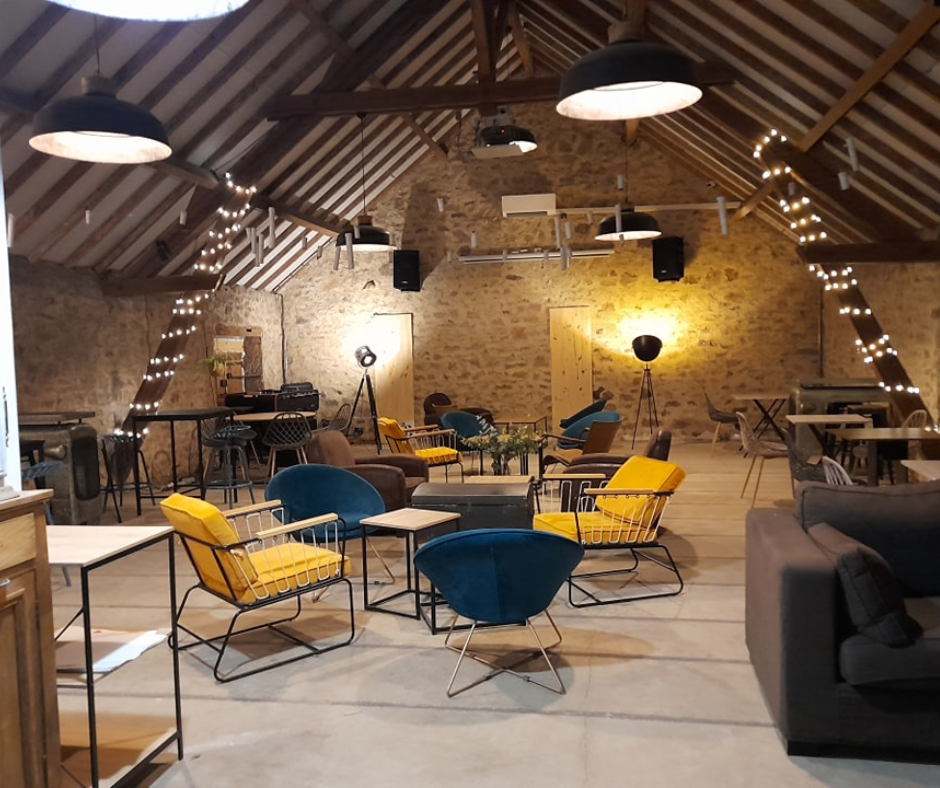 Lieu d’activité à relancer à Soumans (23) – Maison + dépendances + ancien restaurant

Vous rêvez d’un projet professionnel à la campagne ? Cette propriété de caractère, située dans un village paisible de la Creuse, offre un cadre idéal pour allier qualité de vie et activité entrepreneuriale.

🔹 Le bien en quelques mots :
Maison principale de 250 m² : 5 chambres (chacune avec salle d’eau privative), salon, cuisine équipée, grenier aménageable

Ancien restaurant de 200 m² sur 2 niveaux, climatisé, avec rampe d’accès et WC PMR

Dépendance de 130 m² avec dalle béton, arrivée d’eau, douche et local technique (idéal pour spa, atelier, studio…)

Terrain clos de 1 350 m² avec jardin, patio et terrasse

🔧 Activité commerciale déjà inscrite dans l’acte notarié
Le bien est enregistré comme lieu à usage mixte avec activité commerciale, ce qui facilite la reprise ou la création d’un projet professionnel : restaurant, chambres d’hôtes, glamping, espace bien-être, lieu culturel, coliving, etc.