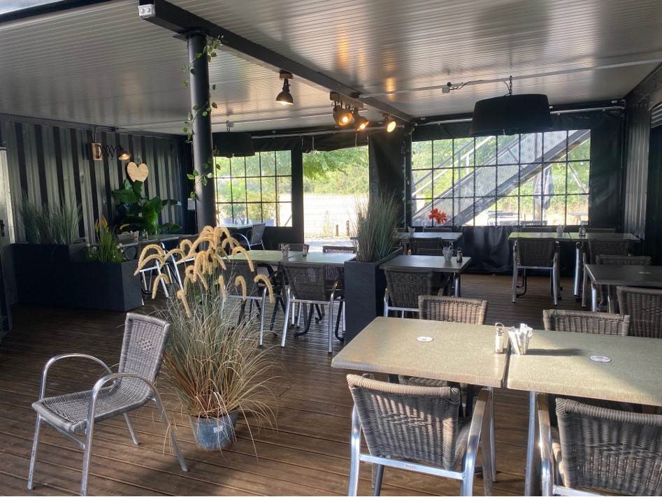 Situé à proximité immédiate de Nevers, dans une zone industrielle, Caviar et Coquillettes, nom déposé, bénéficie d’une notoriété régionale. Restaurant indépendant, spécialisé dans les burgers maison à base de produits frais a encore de belles perspectives devant lui. Créé en 2014, il a été distingué par une 2ᵉ place au concours national du meilleur burger BBB en 2021. 

Caractéristiques principales :
•	Emplacement stratégique au cœur d'une zone d'activité dynamique, à la sortie de l'autoroute A77.
•	Structure originale construite à partir de containers maritimes aménagés, offrant une salle intérieure climatisée de 20 places et une terrasse extérieure de 80 places avec espace couvert et toit-terrasse.
•	Clientèle fidèle, répartie équitablement entre la consommation sur place (sans service à table grâce à un système de bipper) et la vente à emporter/livraison (partenariat avec Uber Eats).
•	Locaux récents, aux normes PMR, sécurité et hygiène, sans travaux à prévoir.
•	Cuisine entièrement équipée et opérationnelle (liste du matériel disponible sur demande).
•	Parking privé facilitant l'accès à la clientèle.
•	Marque déposée

Données financières :
•	Chiffre d'affaires 2023 : 380 000 €.
•	Effectif : 3 à 5 personnes, incluant une cheffe de cuisine autonome, une commis, une hôtesse d'accueil et un apprenti.
•	Prix de cession du fonds de commerce : 139 000 € (possibilité d'acquisition des murs).

Informations complémentaires :
•	Fermeture les week-ends, avec des horaires de service confortables (fermeture à 21h).
•	Potentiel de développement dans un environnement favorable aux activités économiques et de loisirs.
•	Accompagnement possible par le cédant.

Cette affaire représente une opportunité idéale pour un repreneur souhaitant s'investir dans un établissement reconnu, avec un concept original et une clientèle établie.
Pour plus d'informations ou pour manifester votre intérêt, veuillez consulter l'annonce sur le site Transentreprise : https://www.transentreprise.com/offres/fiche/BFC249346H/restaurant-burger-maison-independant/bourgogne-franche-comte/nievre/nevers-sud-nivernais