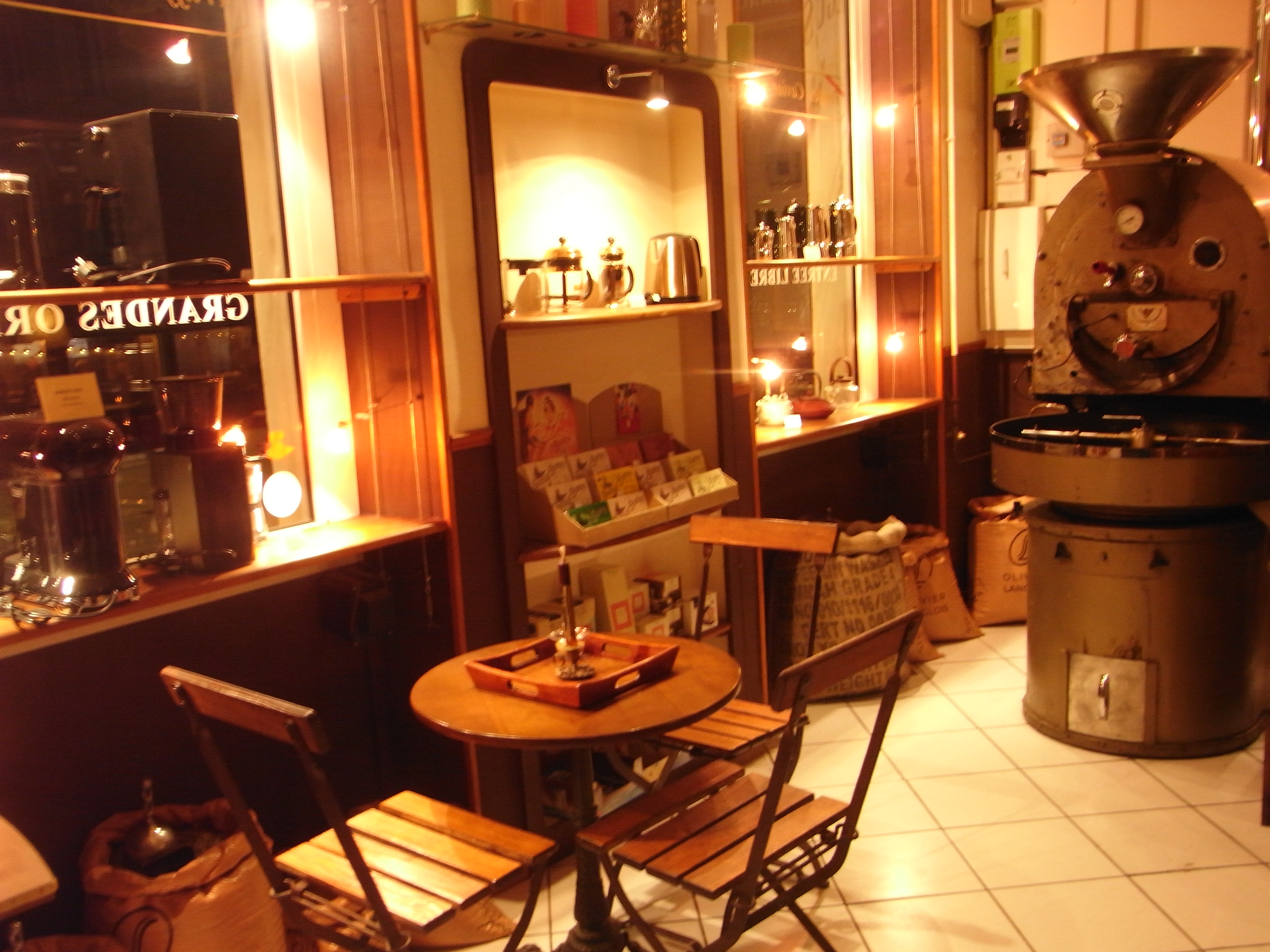 A céder pour cause de départ en retraite activité de torréfaction et vente de cafés & thés, dégustations, vente d'accessoires et machines à café, de produits d'épicerie fine et d'alcools.

Exploitée en entreprise individuelle sans salarié. Existe depuis 1983, reprise il y a 21 ans par l'exploitant actuel. Deux labels : Maître Artisan, Gault et Millau.

Installée en plein centre d'une ville importante du Vaucluse sur un très bel emplacement.

Local commercial de 20 m² + mezzanine. Equipements de torréfaction et espace de vente en très bon état. Clientèle de particuliers et professionnels.
Bail commercial avec loyer mensuel de 460 €.

Prix du fonds de commerce : 45 000 euros.

La transmission du savoir-faire et des procédés de fabrication fera également partie de la vente afin de conserver les éléments ayant fait la renommée de l'établissement.

Pour plus de renseignements et obtenir une fiche de renseignements détaillée, n'hésitez pas à adresser un mail (accompagnement gratuit proposé par la Chambre de Métiers et de l'Artisanat).