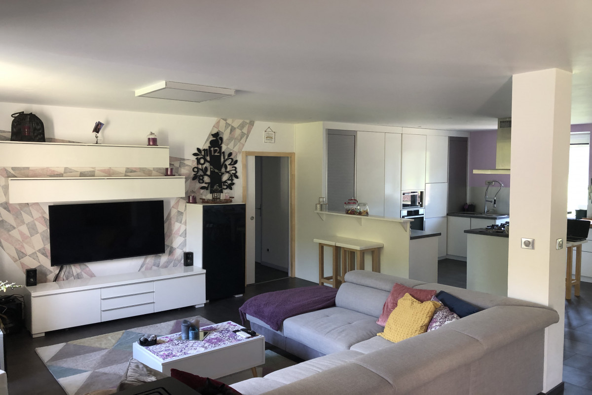 Je vous propose ce magnifique ensemble immobilier comprenant une maison d'habitation, 5 gîtes et 3 chambres d'hôtes, d'une capacité de 30 pièces habitables.  situé en plein c?ur du triangle d'or du Périgord noir à 5mn des grottes de Lascaux ( SARLAT, MONTIGNAC, LES EYZIES ) et implanté sur un terrain d'environ 10 000m², sans vis à vis ni nuisance sonore, cet ancien moulin bordé par un ruisseau ainsi qu'un petit étang, vous offre un environnement calme et reposant.  L'ensemble se compose d'une maison d'habitation dans laquelle vous disposerez d'une grande pièce à vivre, 5 chambres, 2 salles d'eau, 2 WC, une buanderie et une arrière cuisine. 5 Gîtes ayant des capacités différentes allant 2  à 10 personnes.  3 chambres d'hôtes ( 2 doubles et une simple ).  Vous y trouverez également une salle pour les petits déjeuners, une boutique pour pouvoir proposer des produits de première nécessités à vos clients et de nombreuses pièces de stockage ou atelier, piscine 13/7m, terrain de pétanque, poulailler, petit verger et potager. l'exploitation des gîtes et chambres d'hôtes fonctionne très bien à ce jour mais peut encore être développée, la surface du terrain offrant encore des possibilités. Le mobilier, le gros, petit électroménager ainsi que la vaisselle et le linge de maison restent dans les gîtes et les chambres d?hôtes, ce qui vous permet de reprendre l?activité tout de suite.   Pour plus de renseignements, n'hésitez pas à me contacter.  Très belle opportunité à saisir rapidement.