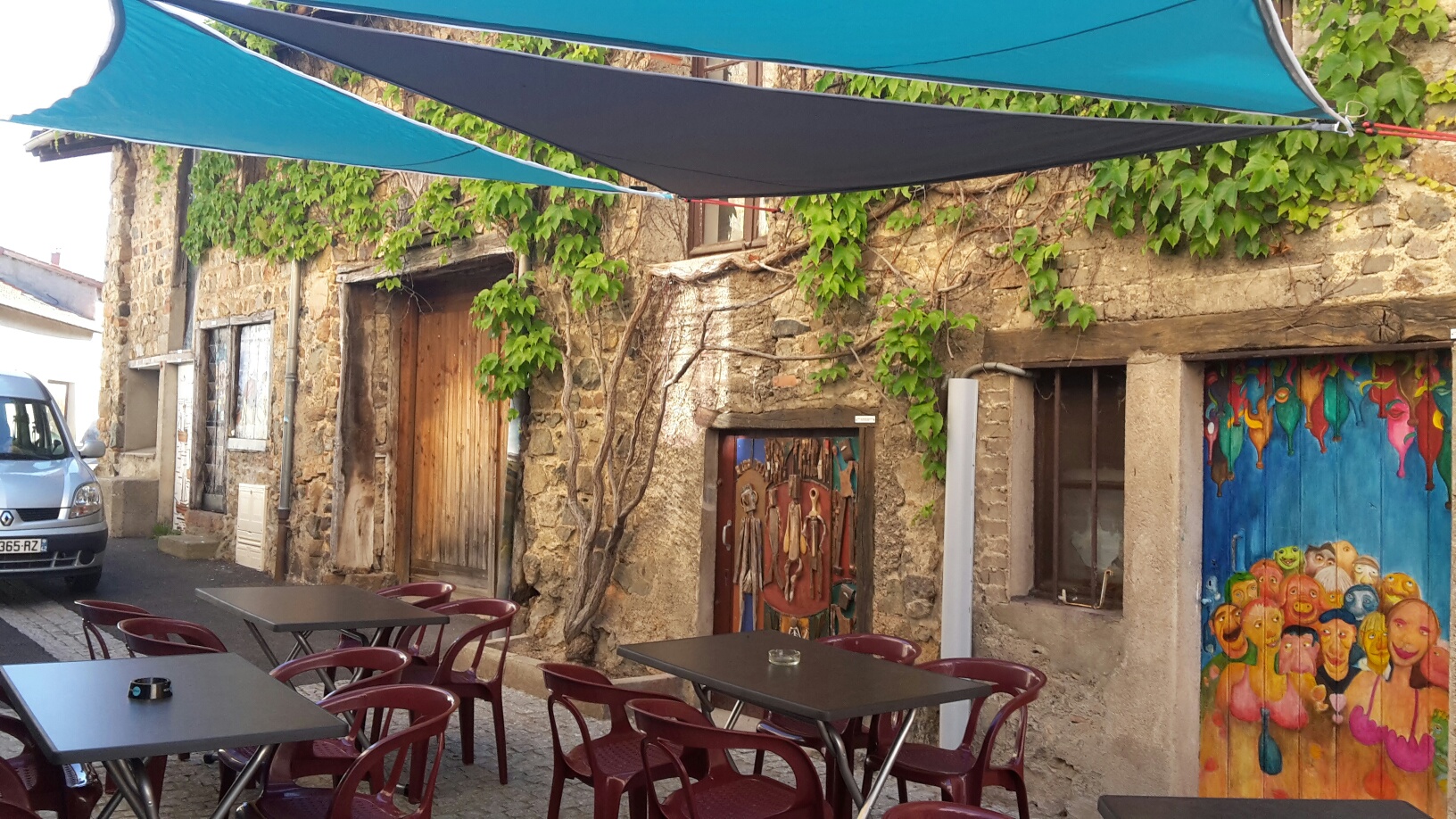 Recherche Gérant/gérante pour un bar restaurant communal, licence IV mise à disposition, opportunité immédiate.
ENVIRONNEMENT: commune de 250 habitants mais axe de circulation important (RD1), école, épicerie/boulangerie, PME industrielle (environ 130 employés), garagiste, négoce de bestiaux, plombier-chauffagiste, vente matériaux, agriculteurs,...
BATIMENT: salle + cuisine: 70m2 environ, ancien mais propre, possibilités 20 couverts minimum, cuisine équipée partiellement; tables, chaises, PAC + poêle à granules, 1 terrasse
LOYER: 450€/mois (eau et électricité à la charge de l'acquéreur) + environ 6 000€ à prévoir pour équipement (matériel cuisine, matières premières)
RESTAURATION SOUHAITEE: midi souhaité, soir bienvenu, en fonction des demandes, cafés le matin, repas à emporter,..
PROFIL RECHERCHE: 1 personne avec 1 personnel d'appoint ou duo/couple (amplitude horaire importante)
CANDIDATURE à déposer dès maintenant. Ouverture immédiate possible.
Si vous êtes intéressé (e), faites- vous connaître en appelant le 06 23 83 01 36.