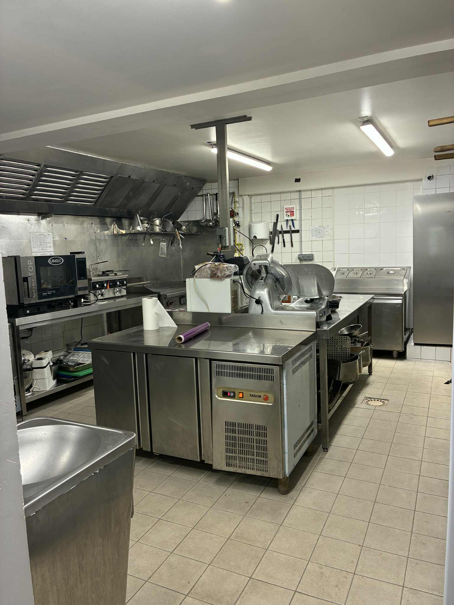 Suite à séparation , vente d'un très beau restaurant de 200m²  situé à l'extérieur de Balaruc le vieux face à la garrigue, disposant d'un très grand parking pouvant recevoir une centaine de voiture.
Le restaurant se compose d'une salle pouvant accueillir une cinquantaine de couverts, d'un coin salon cosy d'une vingtaine de places et d'un bar recevant une quinzaine de personnes.
Idéal pour organisée des soirées musicales , équipé d'une sono en parfait état de fonctionnement
Le mobilier présent est raffiné et la décoration soignée.
La décoration est atypique et a été refaite cet été.
La cuisine a été réaménagée à neuf avec armoire positive et négative, four à vapeur unox, cellule de refroidissement, table réfrigérée 4 portes et une de trois portes, saladette, différentes tables de travail inox, salle de plonge toute équipée avec station de lavage, deux réserves attenantes
Batteries de cuisine, vaisselles, couverts etc tout y est.
L'extérieur se compose d'une première terrasse d'une vingtaine de couverts devant le restaurant et d'une très grande terrasse de l'autre coté du restaurant face à la garrigue , d'une centaine de couverts disposant d'un barbecue et d'un four à pizza
Un local de 19m²à usage de snack( ou tout autre activité)  est attenant au restaurant avec entrée séparée bien sur
Pas de personnel à reprendre et aucun contrat brasseur
Un restaurant avec beaucoup de potentiel qui ne demande qu'à etre exploité
loyer mensuel de l'ensemble( restaurant snack et terrasses)  3000 HT
pas de droit de terrasse à règler