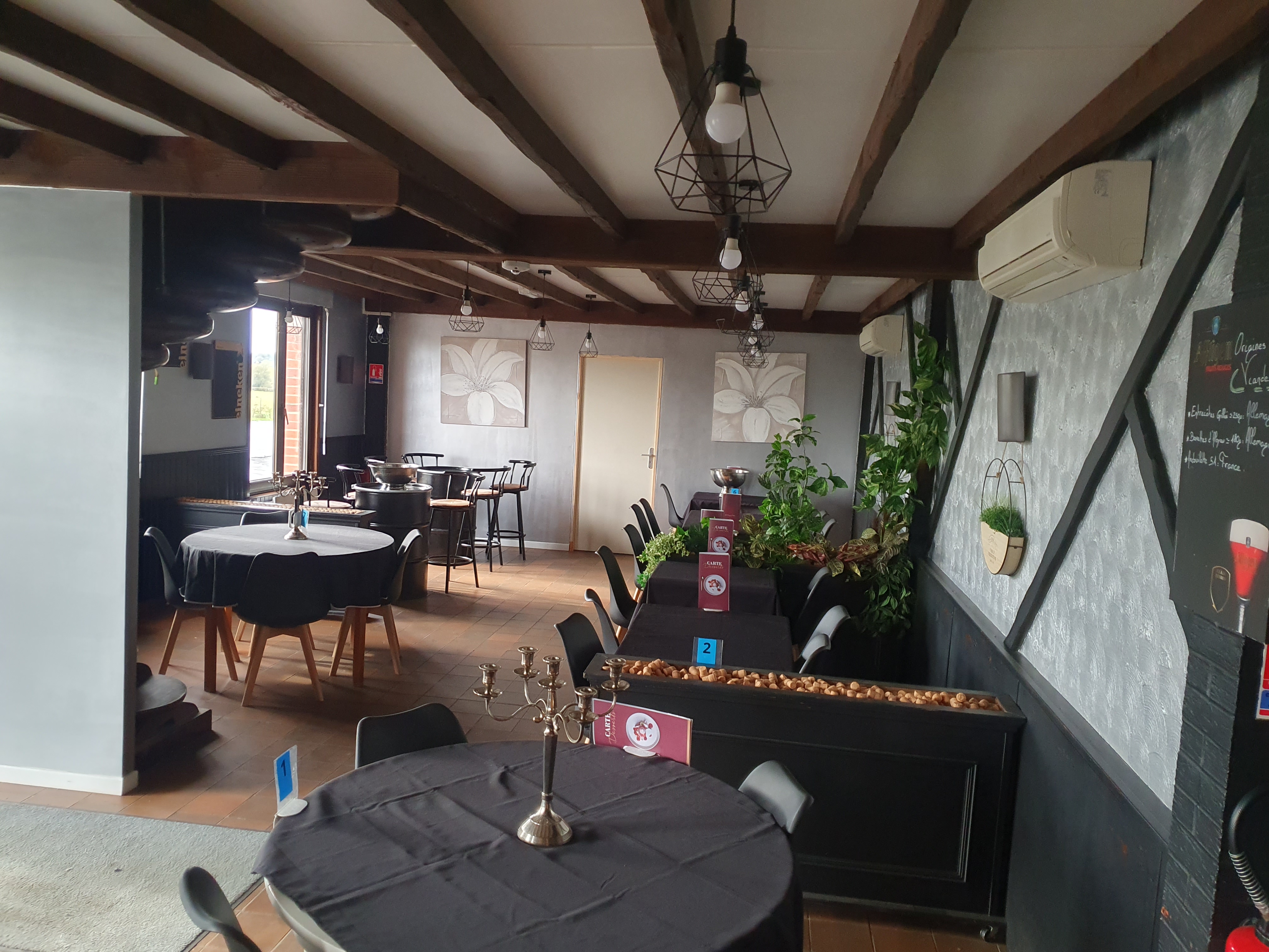 BAR LICENCE IV - RESTAURANT - DANCING - SPECTACLES

Dans l'Avesnois, superbe affaire, bar,restaurant, Dancing, boite de nuit incontournable dans la région et face route principale très fréquentée. Grande notoriété depuis 1979. 40m de façade et vaste parking voitures, autocars... L'ensemble (en parfait état et aux normes) sur 1.300m2 avec salle restaurant spectacles pour 450 personnes, bar/restaurant de 130m2 + salle de 150m2, 110m2 de cuisine, réserves. Appartement spacieux 3 à 4 chambres, salon, séjour, cuisine, salle de bains et insert à bois. C.A. avec grand potentiel, contrats assurés jusqu'à fin 2026. Rentabilité importante. Loyer : 2.230€ TC. Réelle opportunité à saisir. Accompagnement assuré.

Fonds: 380.000€, négociable
Tout renseignement au 06.19.46.09.89