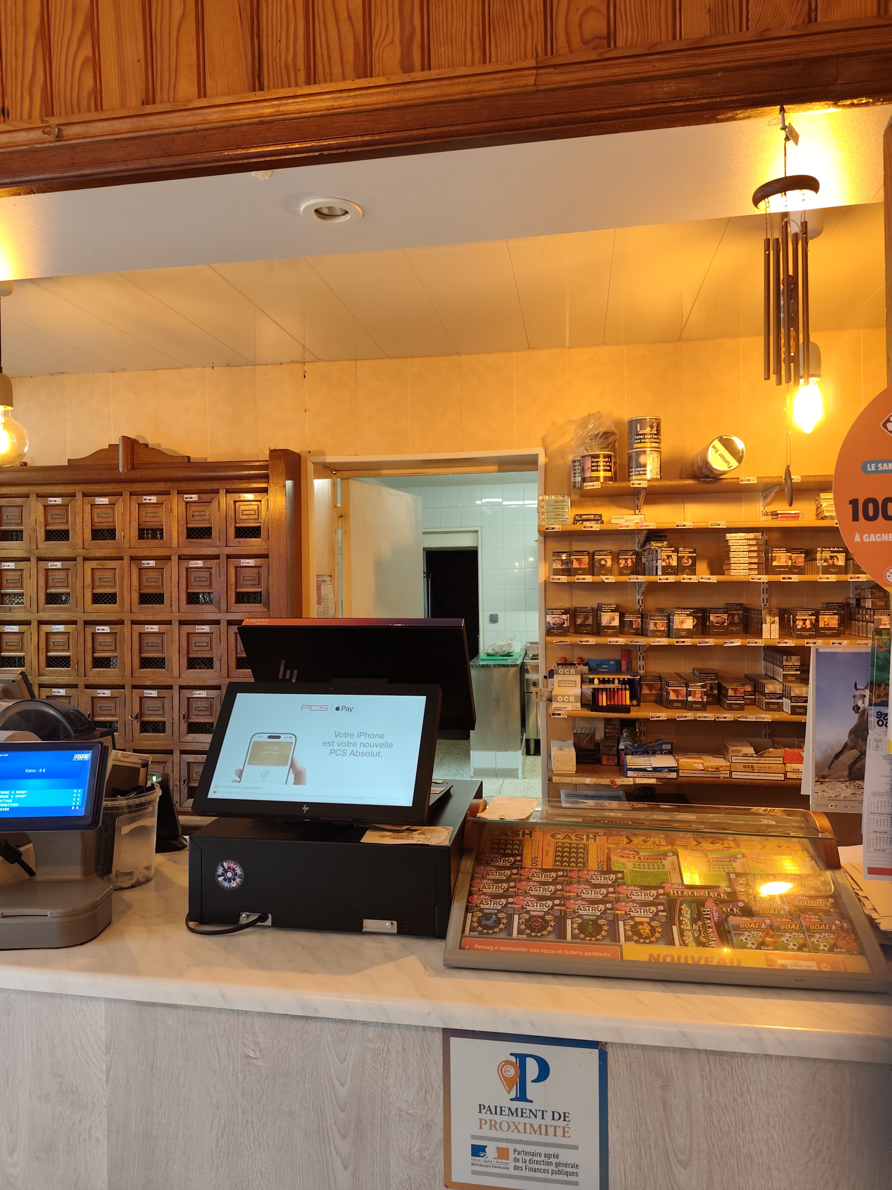 Vous souhaitez entreprendre dans un cadre de vie agréable, au cœur d’un village convivial ? Cette affaire reconnue de bar-tabac-jeux FDJ avec activité de restauration recherche un repreneur pour poursuivre son développement.

Installé dans une commune des Amognes – Cœur du Nivernais, cet établissement de proximité bénéficie d’une clientèle locale fidèle et d’une excellente réputation, notamment pour sa cuisine traditionnelle.

L’activité comprend :
- Un bar-tabac avec jeux FDJ
- Une salle de restaurant d’environ 30 couverts
- Une salle de bar pouvant accueillir 20 personnes
- Une terrasse agréable
- Une cuisine professionnelle équipée
- Une cave
- Des sanitaires aux normes PMR

L’établissement dispose d’une Licence IV et respecte les normes d’hygiène et de sécurité. L’activité est ouverte toute l’année et combine bar, tabac, jeux et restauration traditionnelle.

Les atouts :
- Affaire saine et bien tenue
- Très bonne réputation locale
- Clientèle régulière
- Établissement aux normes
- Potentiel de développement (restauration, animations, terrasse…)

Conditions :
- Prix du fonds de commerce : 130 000 € (discutable)
- Bail commercial – loyer d’environ 14 000 € par an TTC

Un accompagnement pour réussir 
La Chambre de Commerce et d'Industrie (CCI) de la Nièvre offre un soutien pour :
- La formalisation du projet
- L'élaboration du business plan et du prévisionnel
- Le montage de l'ingénierie financière et la recherche de financements

Une belle opportunité pour un couple ou un entrepreneur souhaitant reprendre un commerce de village vivant et reconnu.

Pour plus d'informations ou pour manifester votre intérêt, veuillez consulter l'annonce complète sur Transentreprise : https://www.transentreprise.com/offres/fiche/BFC263517H/bar-tabac-fdj-restaurant-affaire-reconnue/bourgogne-franche-comte/nievre/nevers-sud-nivernais