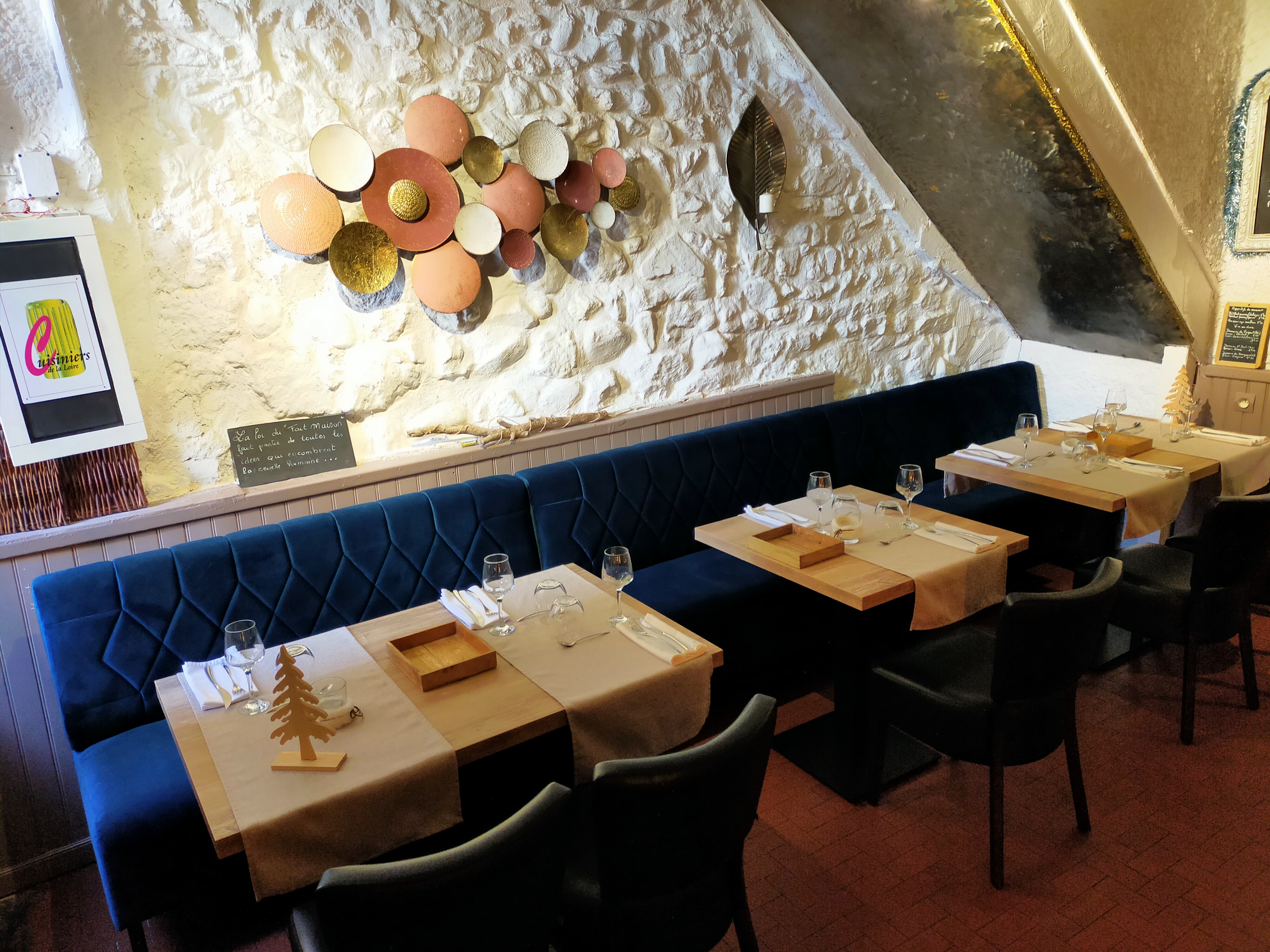 A vendre petit restaurant dans une ruelle piétonne du vieux St Galmier, pays de la Badoit. Capacité actuelle de 20 places plus possibilité de quelques tables dans la ruelle en été. Lieux atypique, plein de charme. 
Carre buffet, fonctionne actuellement en buffet dégustation mais peut être aménagé autrement. 
Faible loyer, dépendance à l'étage. 
Établissement pouvant être tenu par un couple, avec potentiel développement.