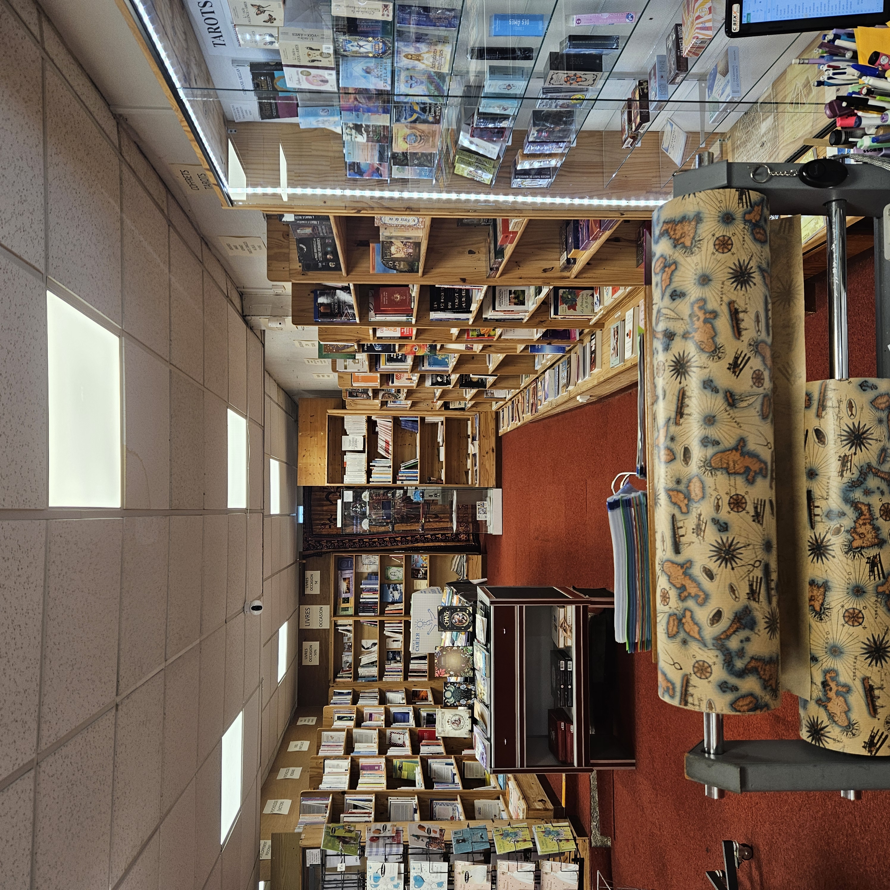 À VENDRE – Fonds de commerce – Librairie ésotérique (Valenciennes)

Librairie ésotérique reconnue, implantée en centre-ville depuis 1989, lieu unique bénéficiant d’une forte notoriété locale et d’un positionnement unique, avec une concurrence très limitée.

Caractéristiques du commerce :

Surface commerciale d’environ 150 m² + réserve

Loyer très attractif au regard de la surface et de l’emplacement

Clientèle fidèle et régulière, développée sur plusieurs années

Environ 8 000 abonnés sur les réseaux sociaux

Identité forte, ambiance chaleureuse et commerce clé en main

Accompagnement possible lors de la reprise afin d’assurer une transition sereine.

💰 Prix de cession : 190 000 €

Pour toute question supplémentaire, Merci de me contacter.
📞 Mme Ménard
📧 librairie.la.clef@wanadoo.fr