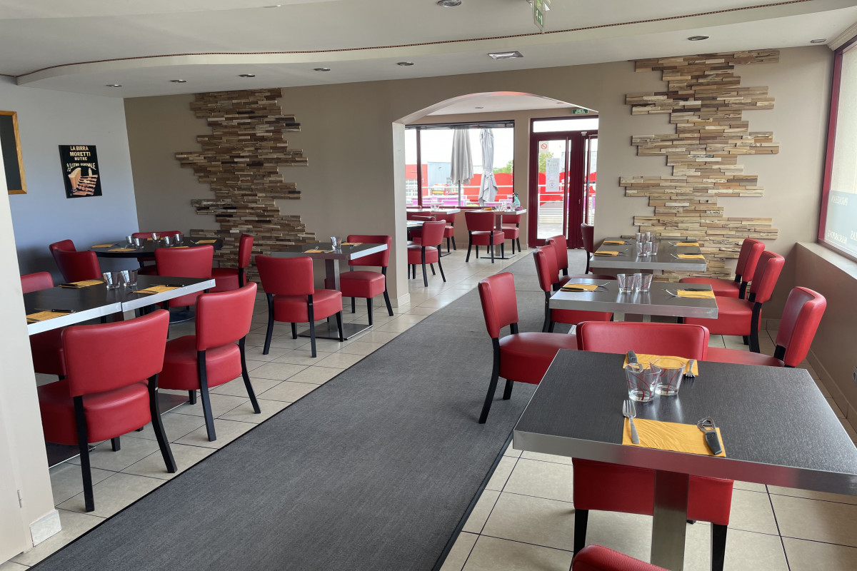 Située dans une zone artisanale, cette pizzéria offre tous les avantages pour une première affaire!!! Dotée d'une grande cuisine avec tout le matériel nécessaire et récent (four à pizza, cellule de refroidissement, frigo etc...) elle se compose de 2 salles avec un total de 50 couverts ainsi que d'une terrasse de 24 couverts. En excellent état et très lumineuse, ce restaurant italien est aux normes accessibilités et doté d'un grand parking. En complément, il y a également un distributeur à pizza pour compléter notre offre 7j/7 et 24H/24.
2 jours de repos par semaine et environ 4 semaines de vacances par an. 
Loyer 1250? HT. 
Superficie totale 300m2 environ
Vous n'aurez qu'à poser vos valises!!!. N'hésitez pas à nous contacter pour de plus amples renseignements. 
Pas sérieux s'abstenir