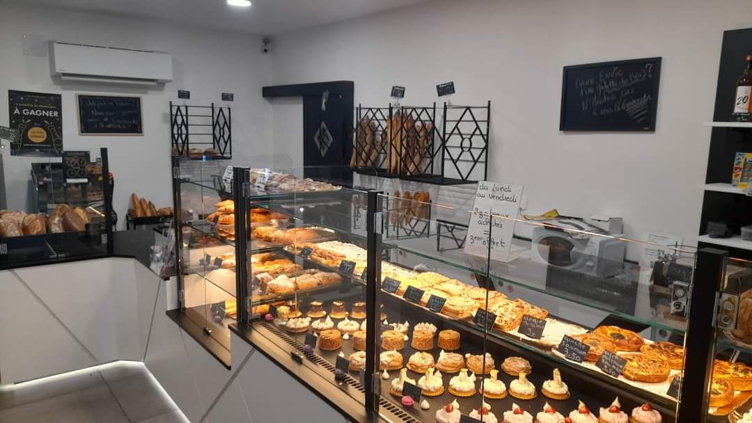 a vendre Fonds de commerce boulangerie pâtisserie dont nous sommes  propriétaires depuis 21 ans, entièrement rénovée il y a 3 ans, pas d'investissement à prévoir. situé dans une petite ville de 5500 âmes, stationnement facile pour les clients. 
CA 368200 en constante progression.