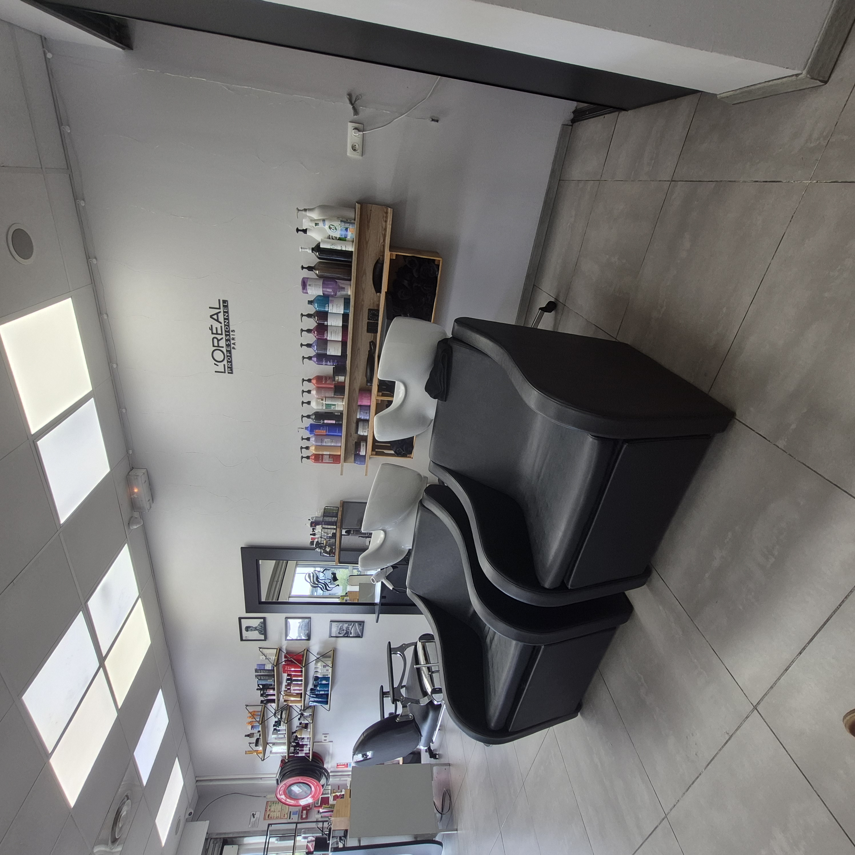 Je vends le salon de coiffure suite à 1 déménagement 1 équipe est en place