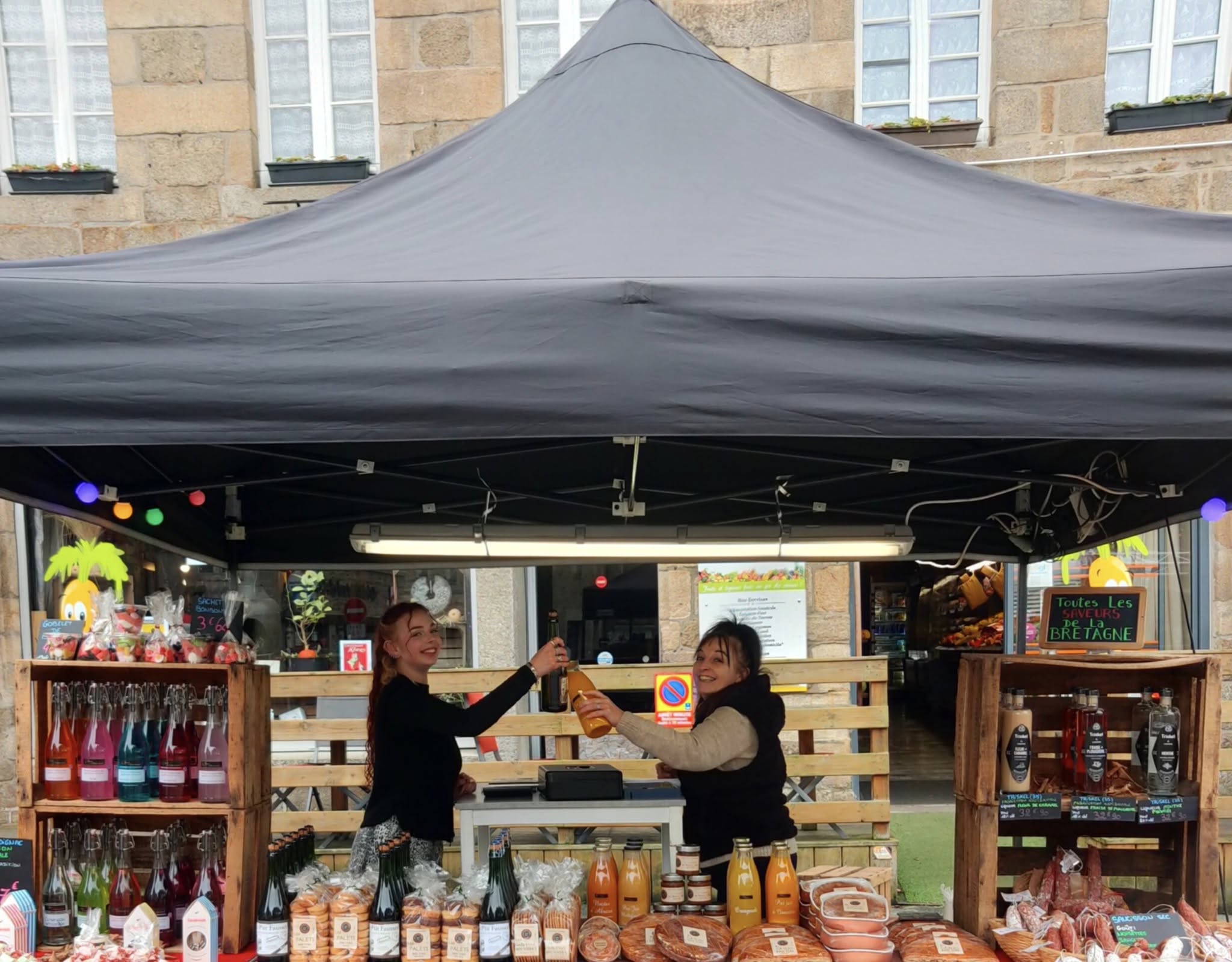 Idéalement située dans une ville touristique élue 3ᵉ village préféré des Français en 2022 dans l’émission de Stéphane Bern, L’Épicerie Quintinaise est bien plus qu’un commerce de proximité : c’est un lieu de vie, de partage et de saveurs.
Installée dans un cadre authentique, avec ses 600 caisses de pommes en bois d'origine datant de 1950, notre épicerie vous accueille dans une ambiance chaleureuse et familiale. Produits locaux, fruits & légumes frais, cave à vins, bières artisanales… ici, tout est sélectionné avec soin pour vous offrir le meilleur du quotidien.

Vu à la télévision : TF1, M6, et dans le Top 5 TripAdvisor !

Emplacement n°1 en plein centre, grand parking 50 places centre-ville. 2 places 15 minutes devant le magasin.

Nombreuses facilités ( proximité des commerces, mairie, banques, écoles, lycée... )