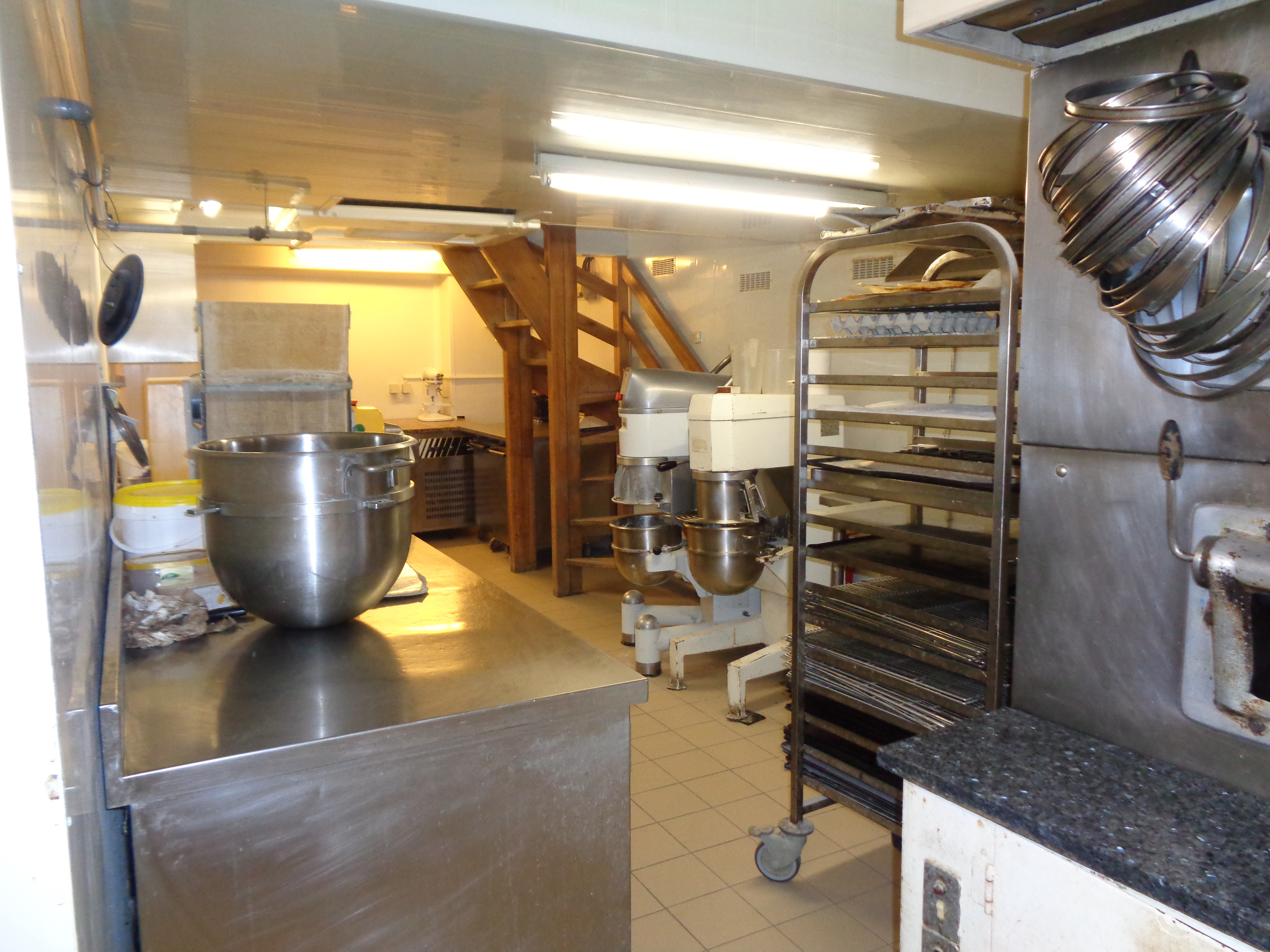 Bonjour,Dans les Hautes Pyrénées , à mi chemin entre l'océan Atlantique et la Méditerranée, proche des stations de ski,je vends pour cause de retraite un fonds de commerce de pâtisserie, chocolat, dépôt de pain. Affaire tenue 33 ans, située en centre ville d'un bourg de 6000 hab. Le chiffre d'affaires est entièrement réalisé en boutique .1 jour de fermeture hebdomadaire, 6 semaines de congés. Clientèle locale + clientèle de passage (randonneurs, skieurs, curistes...).
1 salarié, l'épouse de l'exploitant en tant que vendeuse.
Mise au courant assurée par le vendeur (conditions à définir). possibilité d'acquérir les murs.
Affaire saine à redynamiser, idéale pour un couple en première installation.
Loyer annuel : 10636euros TTC.
Surface commerciale : 36m2, arrière-cuisine : 12m2
Laboratoire : 38m2 plus réserve. Le laboratoire est climatisé.
Cadre de vie agréable.