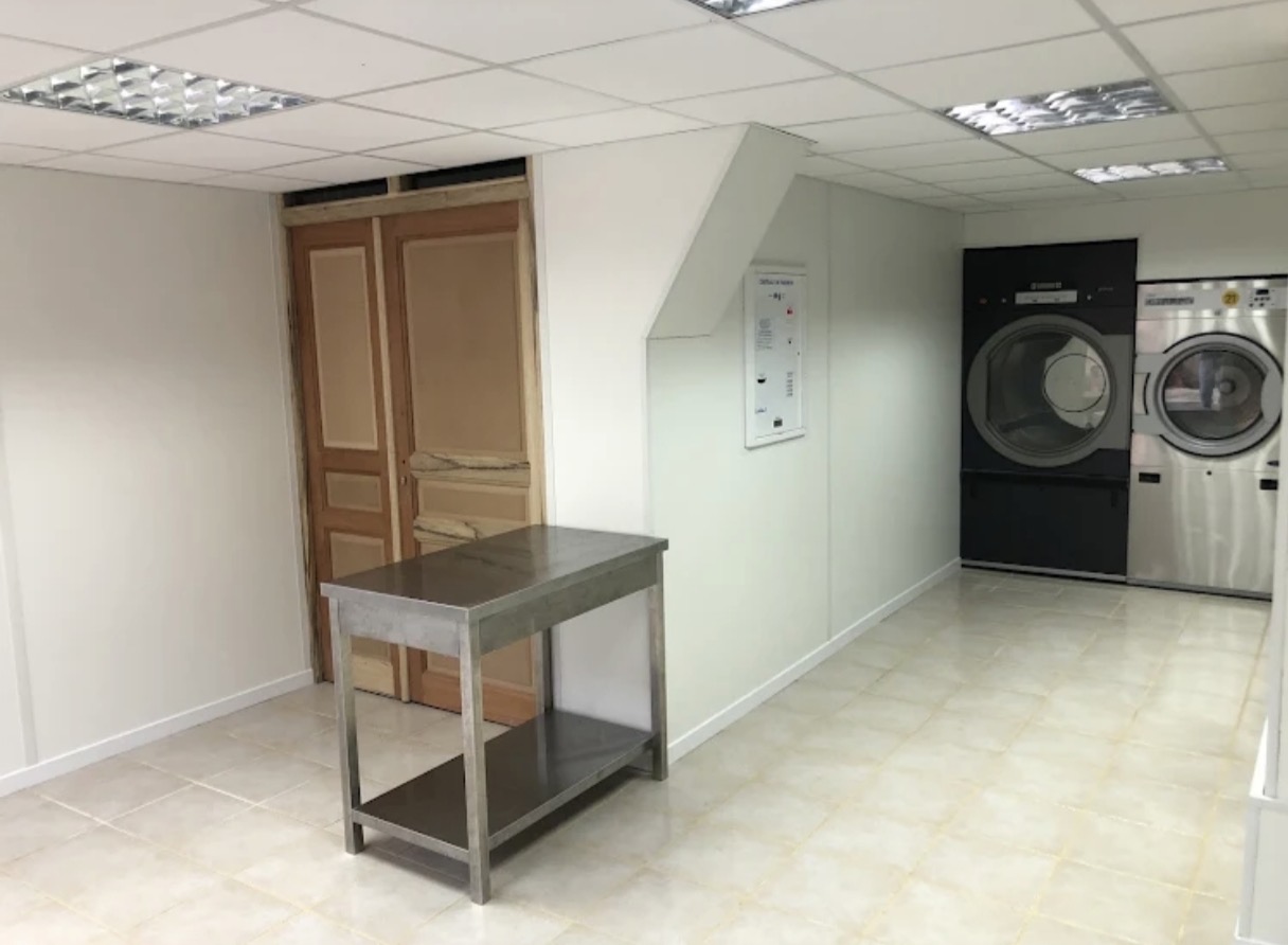 ROQUEBILLIÈRE (06) – CESSION D’UNE LAVERIE AUTOMATIQUE ÉQUIPÉE AVEC LOCAL COMMERCIAL À LOUER

Au cœur de Roquebillière, dans la vallée de la Vésubie, opportunité de reprise d’une activité de laverie automatique avec un local commercial de 120 m².

Une opportunité pour un professionnel souhaitant reprendre une laverie équipée et développer une activité de services dans la vallée de la Vésubie.

1. Laverie automatique à vendre

Cession de l’activité de laverie avec ses équipements, comprenant :

* 2 petites machines à laver
* 2 grandes machines à laver
* 2 sèche-linge
* 1 caisse automatique
* 1 système de vidéosurveillance par caméras

2. Local commercial de 120 m² à louer

Le local comprend :

* 1 table à repasser
* 1 petite calandre
* Un espace studio de 15 m² à l’étage 

Le local de 120 m2 ne comprend pas de machines à laver, seuleument le local de la laverie. Les 2 locaux ne sont pas dissociables au bail de location. 
Il peut permettre d’envisager une activité complémentaire, notamment de pressing, couture ou tout autre activité sous réserve de compatibilité avec le bail.


Prix de cession 45000€
Faible Loyer 
Charges à communiquer 

Pour tout renseignement complémentaire, merci de me contacter.