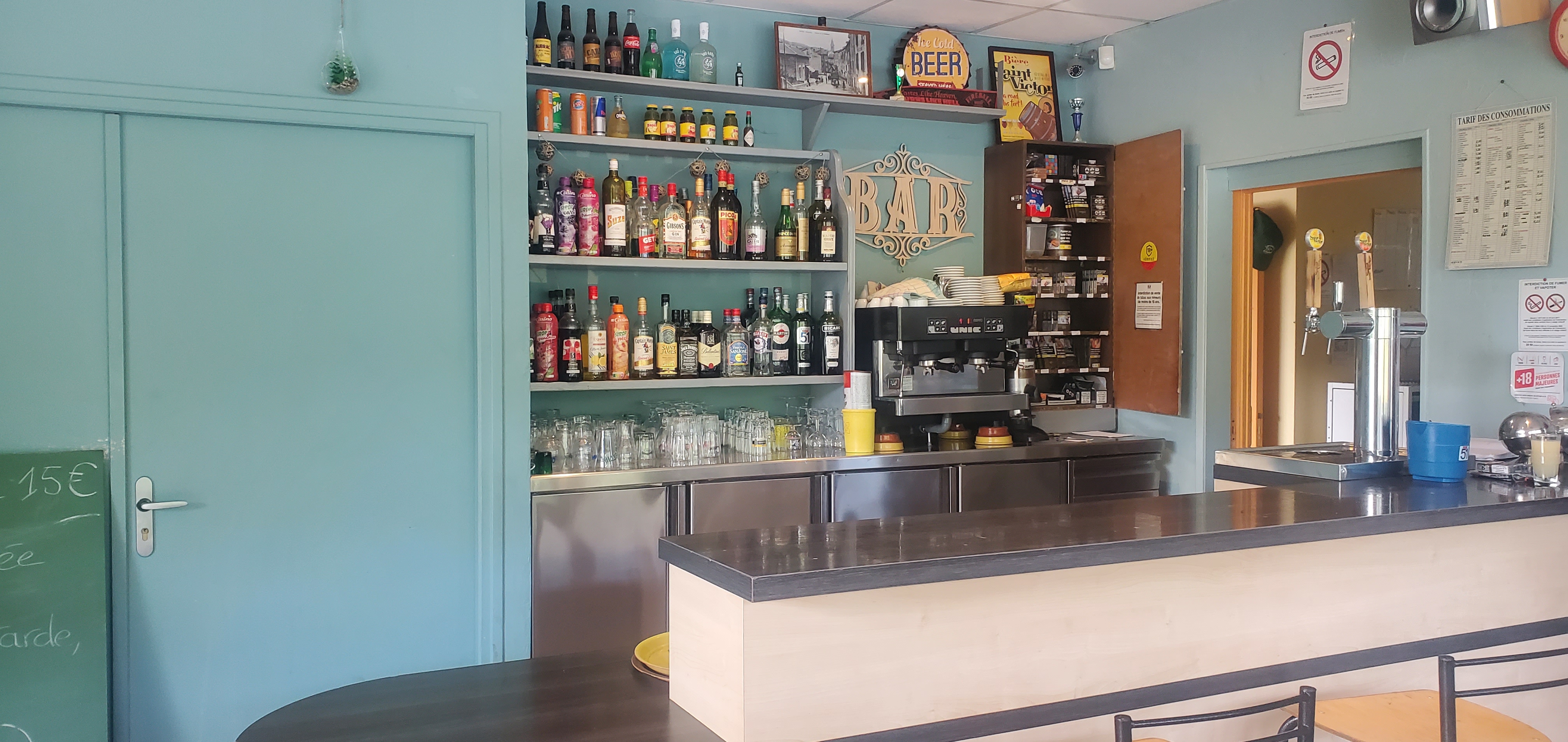 OPPORTUNITEE A SAISIR
FONDS DE COMMERCE 
12360 FAYET, village paisible et agréable, unique commerce de la commune.
MULTISERVICES ( épicerie, restaurant, bar, tabac, pain, presse, gaz..)
Location des murs & licence IV à la Mairie.

-Epicerie ~55m² avec rayon coupe viande & fromage.
-Salle de stockage attenante à l'épicerie
-Bar ~30m² avec vente de tabac 
-Salle de restaurant ~55m² capacité 30 couverts
-Grande terrasse ensoleillée capacité 60 couverts
-Grande cuisine toute équipée
-Chambre froide 6m²


Le commerce est actif et fonctionnel.
Il est situé en ZRR ( avantages financiers, fiscaux.. )
Possibilité de développement, le restaurant est ouvert les midis du lundi au vendredi.
Ideal pour couple

CA 200K€
Le bien est vendu 55K€, les frais de notaire sont à charge de l'acquéreur.
Me contacter pour plus d'informations.