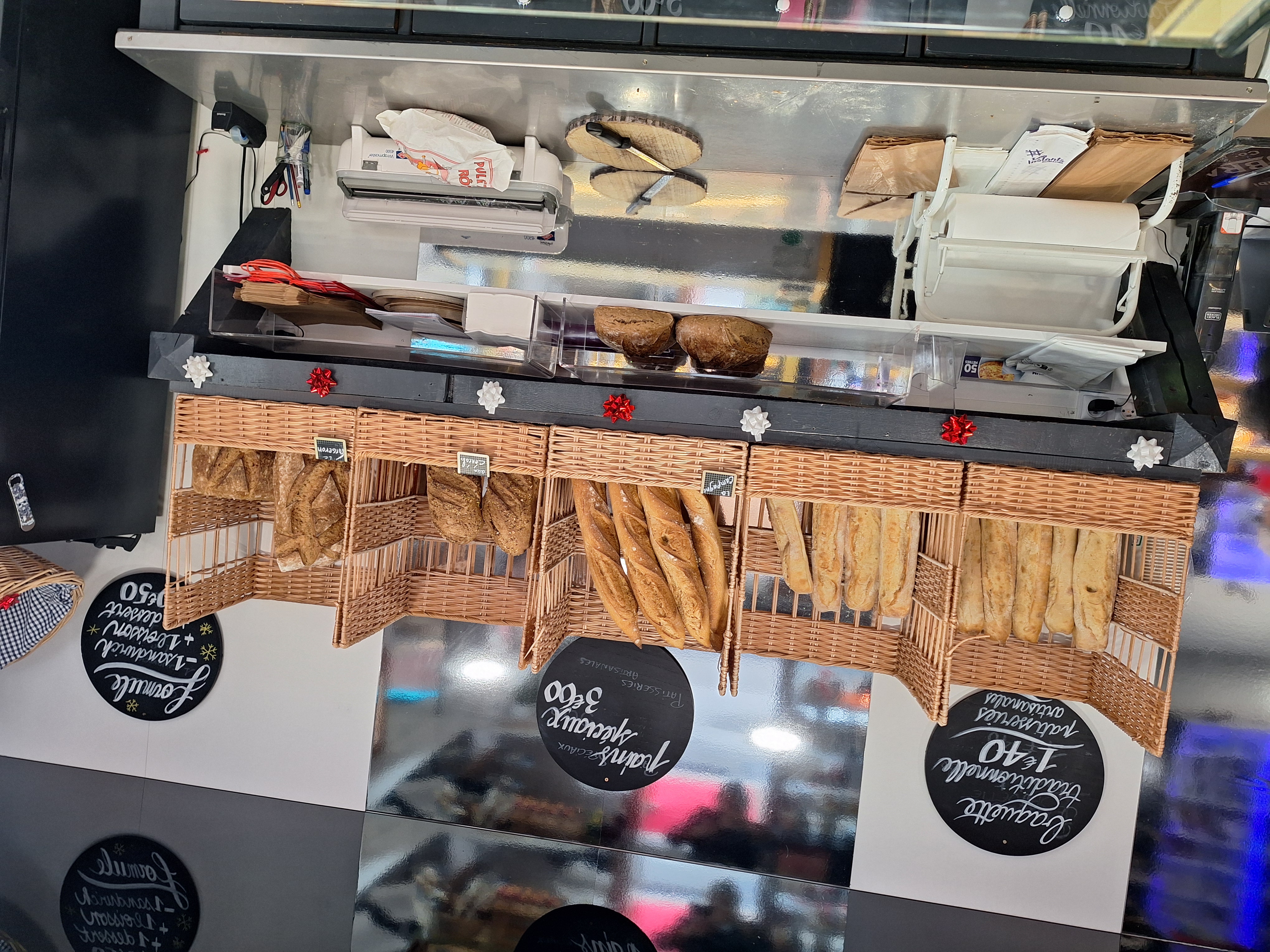 Cause  santé.
Nous vendons un magasin en station village de sports d'hiver, vente de produits régionaux: fromages, charcuterie, pour raclettes et fondues. Un point chaud pour la cuisson du pain et de la viennoiserie avec confiserie ,  biscuits et pâtisserie la seule de la station .
Nous sommes ouvert deux mois en été avec deux personnes et quatre mois l'hiver avec quatre personnes .
Pour plus de détails nous avons un site internet:
"l'avalanche des saveurs "