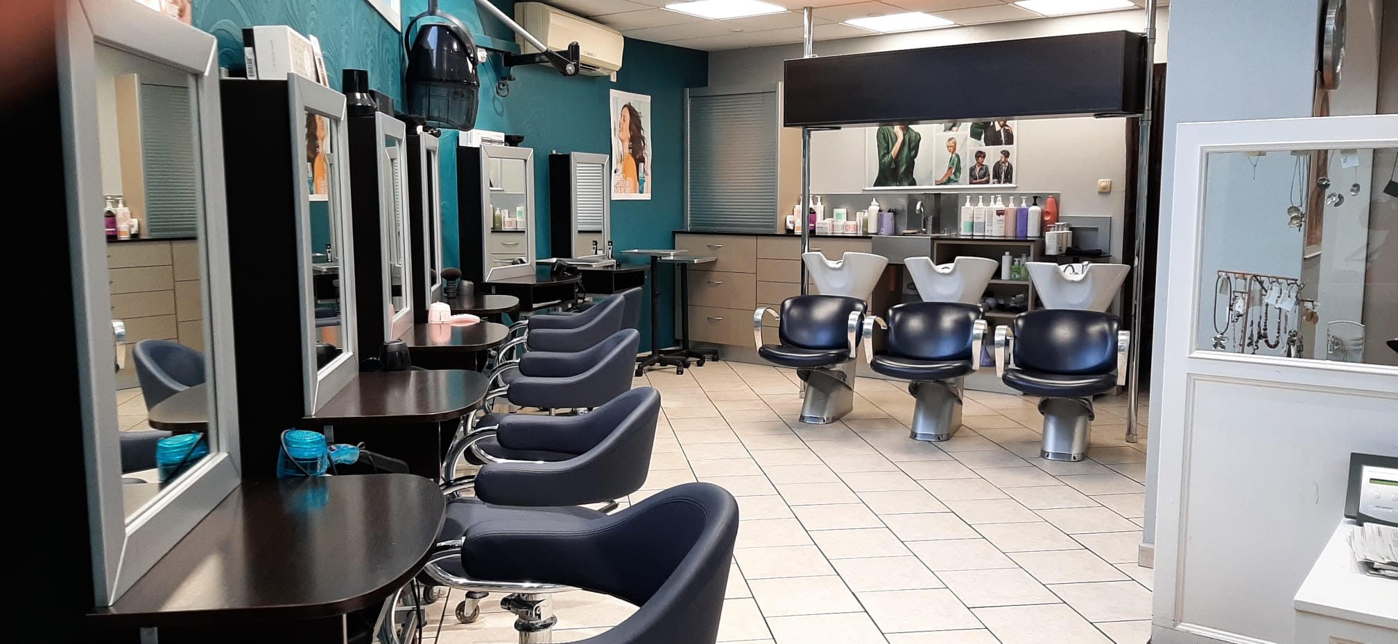 Salon convivial implanté à Vagney depuis 1991, bénéficiant d’une clientèle fidèle, stable et d’une belle notoriété locale. 
Situé au cœur de la commune, il profite d’un emplacement privilégié à proximité immédiate de nombreux commerces, bénéficiant d’un parking gratuit avec place PMR.

Le salon dispose de 120 m2 aux normes ERP, lumineux et fonctionnel, comprenant : 
    • 5 postes de coiffage femme
    • 3 postes homme 
    • 4 bacs à shampoing 
    • Espace enfant avec 2 sièges 
    • Espace barbier récemment créé 
    • Espace repos pour le personnel (cuisine fonctionnelle) 

L’équipe est composée de 3 coiffeuses et d’un agent d’entretien.

Prix de vente : 70 000€
Possibilité  d’acquérir les murs ou de poursuivre avec un loyer de 1 300€ HT/mois 
Chiffre d’affaires et résultats stables depuis 4 ans.

Accompagnement du repreneur possible, selon modalités à définir.

Une belle opportunité pour un professionnel souhaitant reprendre une activité existante et poursuivre son développement.