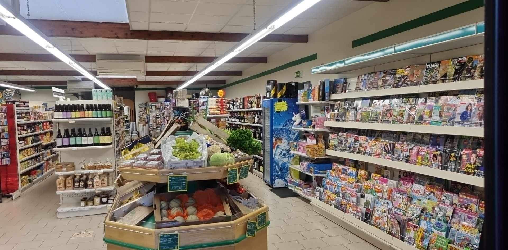 Bonjour 👋 

À vendre fond de commerce d'alimentation générale à Clémont en sologne 1h30 de Paris étang du puits à proximité 🚤⛱️🌞
Clientèle fidèle 
Vitrines réfrigérée neuves 
Four traiteur neuf 
Chambre froide
Local climatisé 

➡️ Bail commercial communal 3-6-9 💸 loyer 500€
➡️ Surface 230 m2 
➡️ CA 292 000 € 

💸💸💸 Prix négociable 100 000 € 💸💸💸