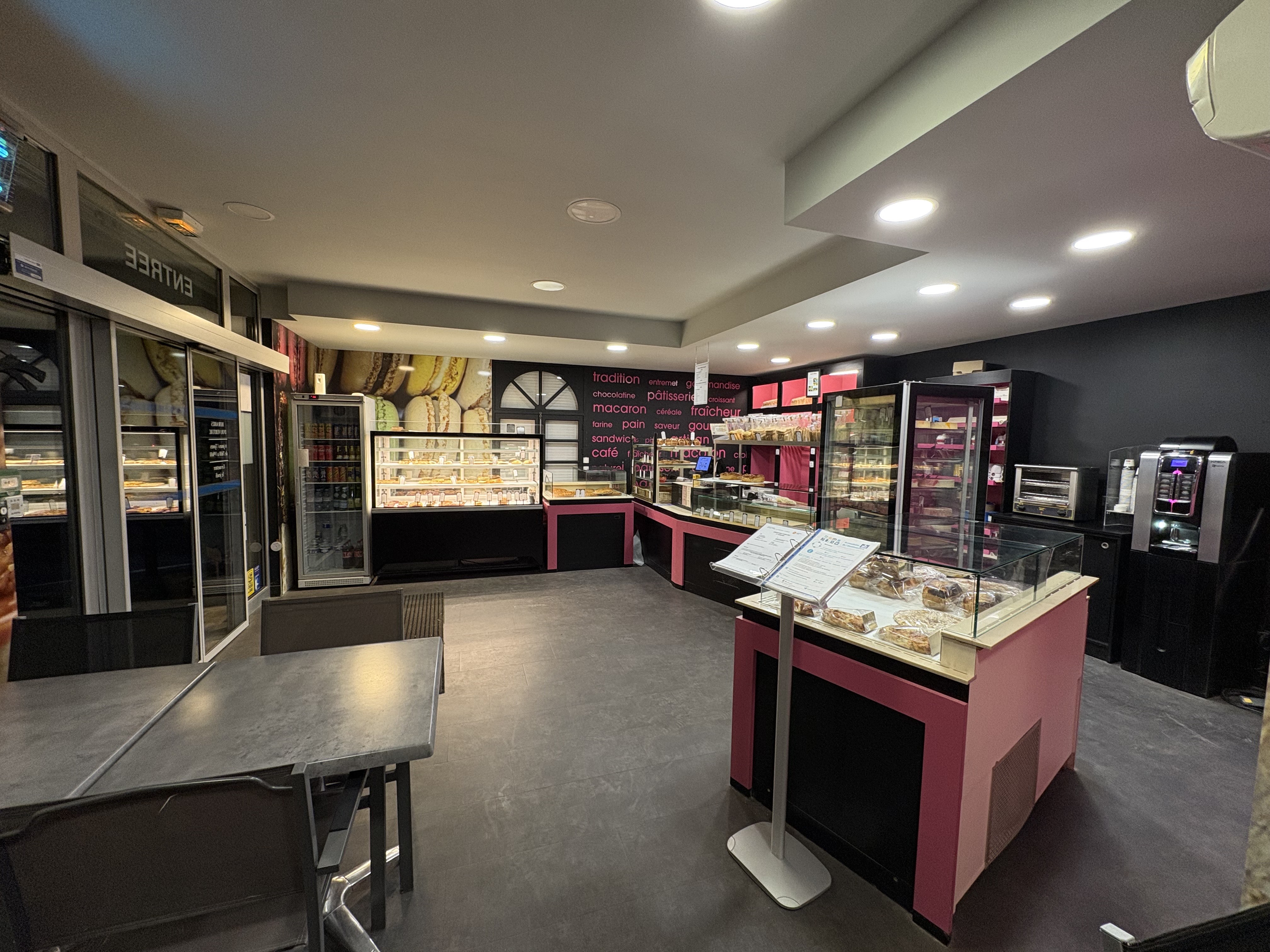 A VENDRE CAUSE DEPART EN RETRAITE.

A céder fonds de commerce de Boulangerie Pâtisserie Snacking situé dans l'un des plus beaux villages de France, au cœur de l'Aveyron, sur un axe passant à très forte fréquentation.
Emplacement stratégique, parfait pour une activité de commerce de proximité, attirant aussi bien la clientèle locale que touristique.
Local de 150m², bien aménagé et équipé de matériel de qualité, prêt à être exploité immédiatement.
Un grand parking se trouve face à la boulangerie facilitant l'accès et le stationnement pour les clients. 

Un jour de fermeture hebdomadaire et 6 semaines de congés par an.