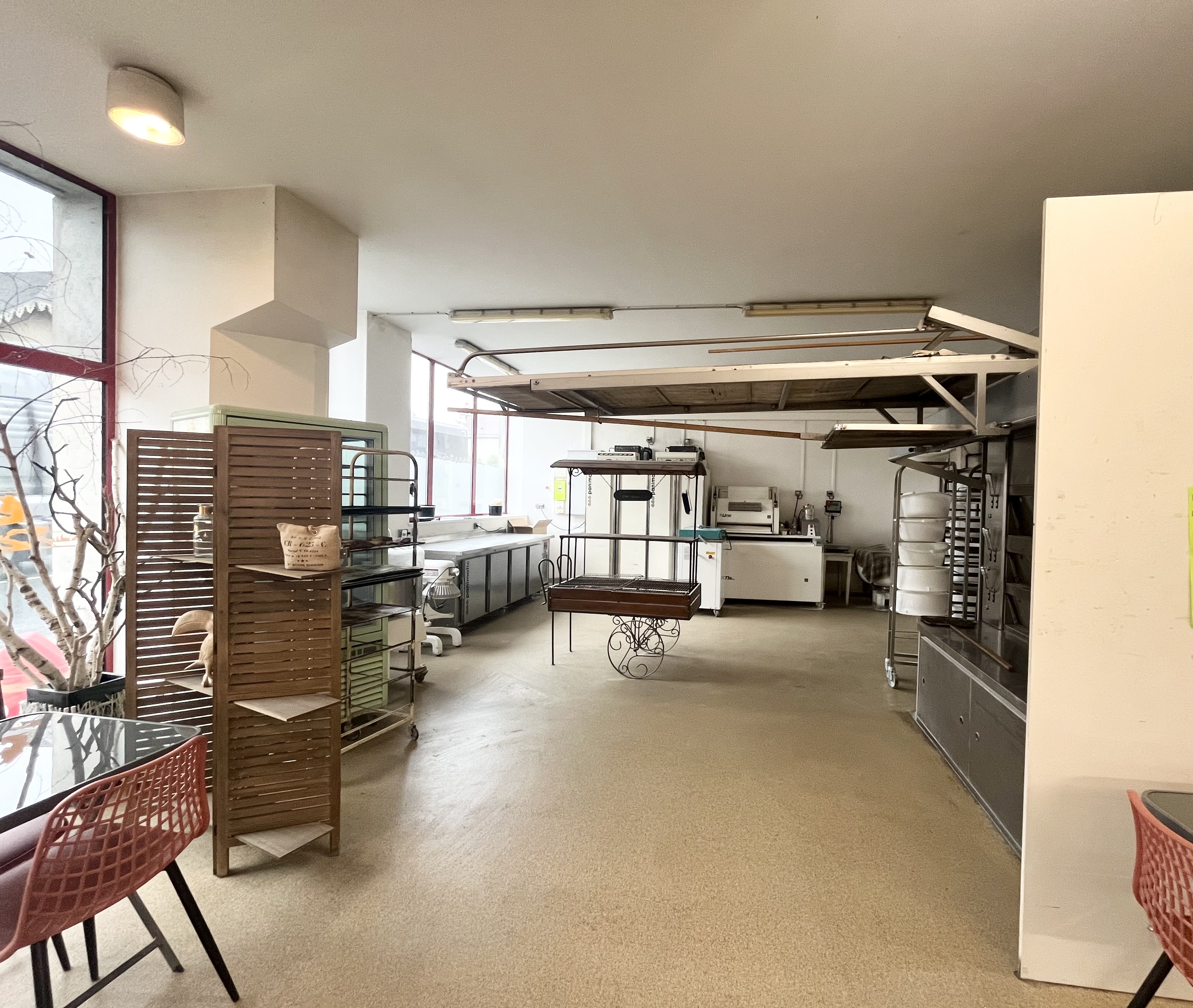 Située en plein boulevard, sur un axe à fort passage,dans la ville de Chatillon sur indre 1380 habitants  cette boulangerie‑pâtisserie bénéficie d’une visibilité optimale et d’un flux constant de clientèle. Un emplacement stratégique pour une activité dynamique mêlant boulangerie, pâtisserie et snacking.

⭐ Un établissement accueillant et apprécié
Fournil ouvert, offrant une ambiance chaleureuse et un contact direct avec la clientèle. → Cet espace visible renforce la confiance, crée une proximité très appréciée et contribue à l’excellente réputation de l’établissement.

Activité complète : boulangerie, pâtisserie, snacking.

Terrasse extérieure permettant de manger sur place, idéale pour capter la clientèle de passage.

📍 Un emplacement stratégique
Situé sur un boulevard très fréquenté, garantissant un flux continu de piétons et d’automobilistes.

Commerce fonctionnel, prêt à travailler immédiatement.

Environnement commercial dynamique, parfait pour fidéliser une clientèle locale et de passage.

💼 Conditions financières
Fonds de commerce : 170 000 €

Loyer commerce : 450 € / mois

Loyer maison attenante : 400 € / mois → Un ensemble immobilier rare, avec un coût d’exploitation particulièrement attractif.

🎯 Un potentiel de développement important
Développement du snacking et de la consommation sur place grâce à la terrasse.

Mise en avant du fournil ouvert pour renforcer l’expérience client.

Possibilité d’élargir les horaires ou l’offre pour capter davantage le flux du boulevard.

Une boulangerie‑pâtisserie complète, visible, accueillante et prête à l’emploi. Un outil de travail idéal pour un artisan ou un couple souhaitant investir dans une affaire à fort potentiel.