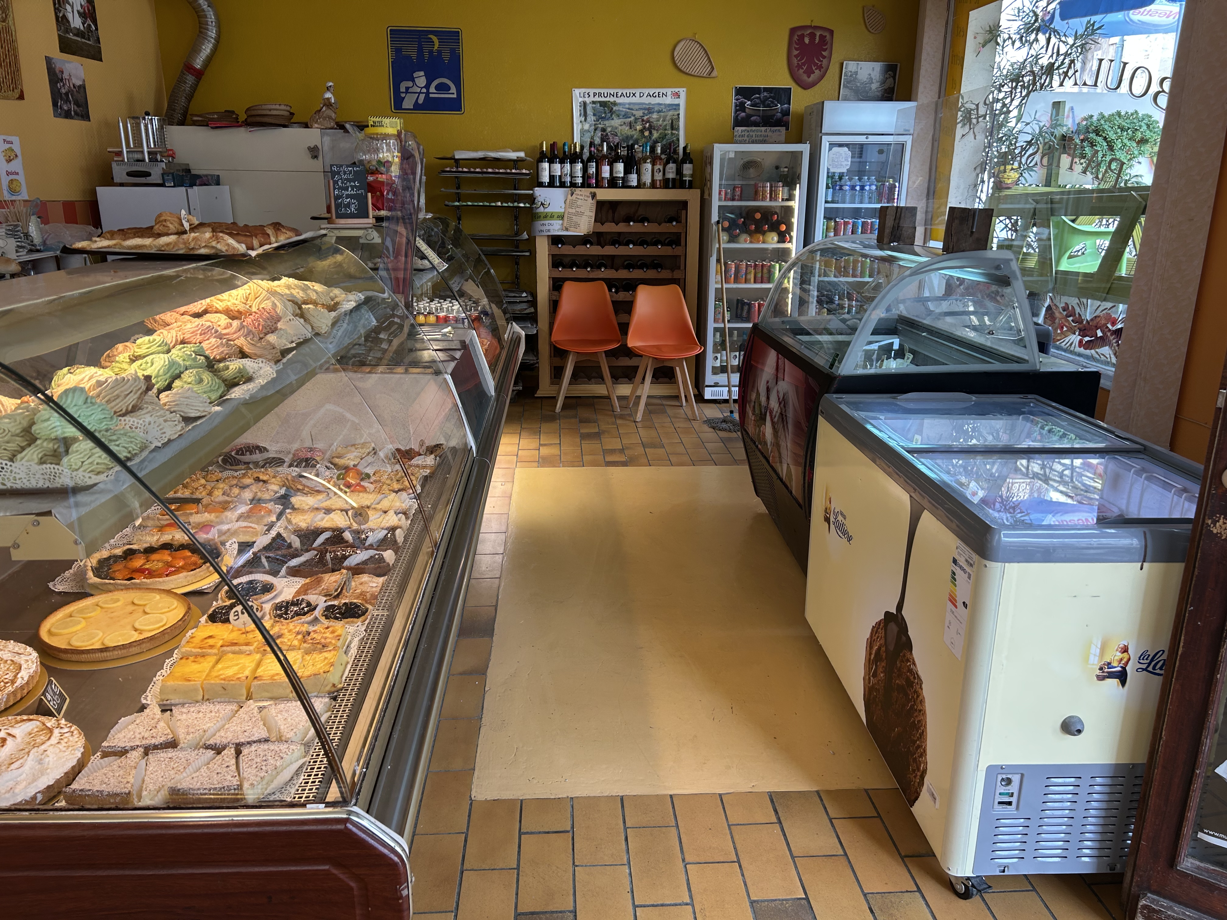 Boulangerie Pâtisserie et salon de thé à vendre dans un petit village classé "plus beau village de France", bastide médiévales. Village très touristique.
Ce prix comporte les murs ainsi que le matériel de la boutique + le fournil.