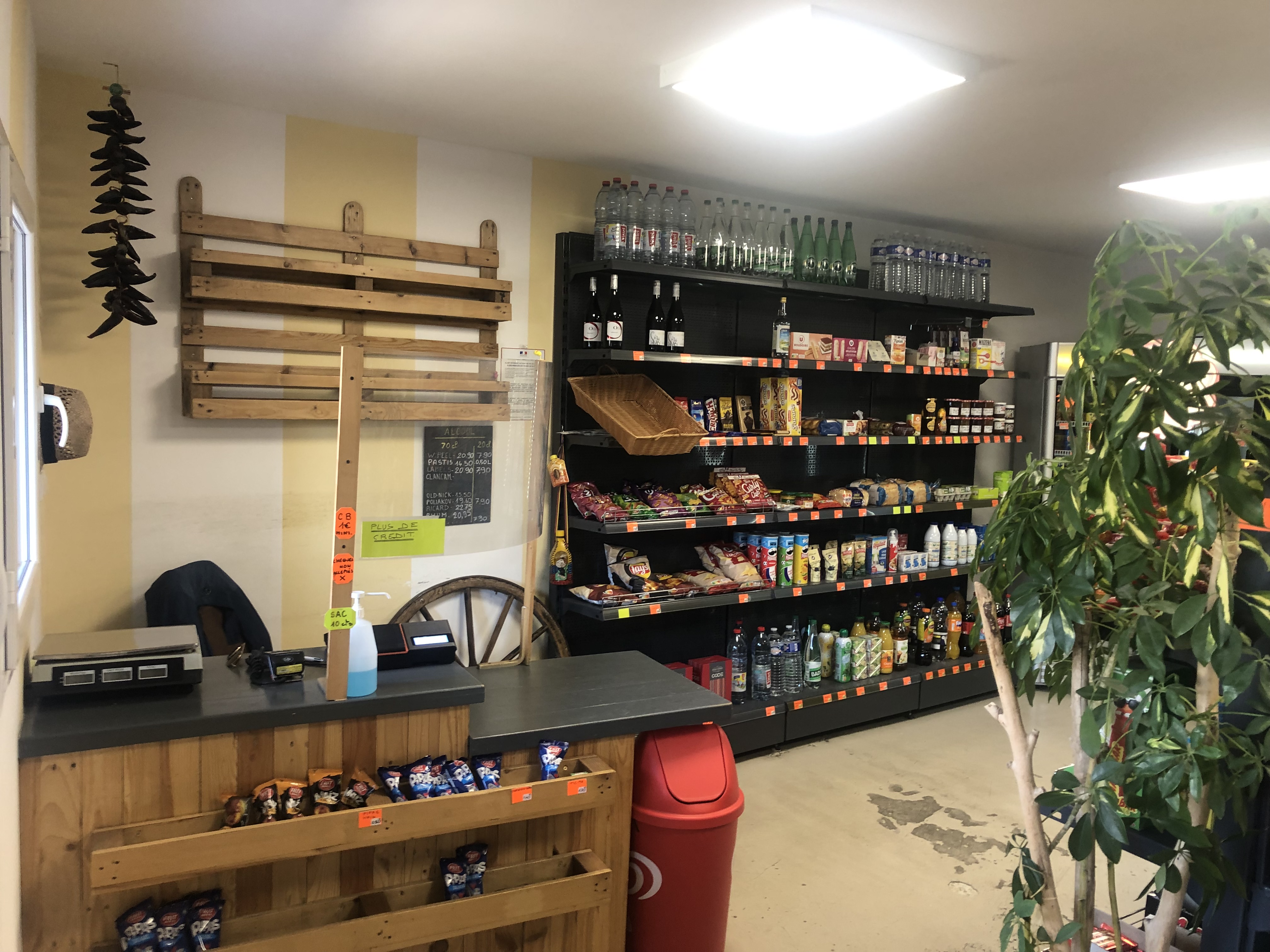 CESSION DE FONDS DE COMMERCE
EPICERIE 
dans village de 5500 habitants 

BON EMPLACEMENT !!

Descriptif:
Création  2018, en bon état .

TOTAL SURFACE  48 m²  
intérieur 44 m²
extérieur 4  m²

espace vente 39 m²
(intérieur + extérieur )
réserve + wc  9m²

Le tous aux normes.
PMR, ELEC, INCENDIE.
Bon emplacement, rue passante avec parking en face et commerces autour.
A VOIR !!!