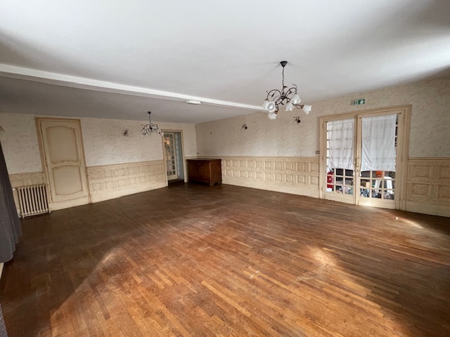 Les atouts :
situé en centre-bourg
établissement reconnu
grande capacité d'accueil
nombreuses possibilités
L’activité :
Ancien Hôtel-Restaurant : idéal pour créer une activité de chambres d'hôtes ou de gîtes ou pour une grande famille. 
Opportunité unique pour un repreneur souhaitant redonner vie à ce lieu emblématique de la Creuse à rénover. 
Fort potentiel pour relancer une activité de restauration (gastronomique, traditionnelle, atypique, etc.) et une activité d’hébergement.
Flux importants : voyageurs d’affaires et touristes.
Le local :
Bâtisse de 20 pièces de 540 m²
Au RDC : 
- une spacieuse entrée pouvant accueillir une activité de bar, 
- deux grandes salles de réception (une salle de 40 couverts et une autre de 30 couverts) idéales pour des séminaires, conférences et tables d'hôtes, 
– un espace cuisine professionnel à rénover, 
- WC avec accès PMR.
- différents petits espaces : bureau, cave, buanderie, chaufferie, vestiaires
À l'étage : 
- 5 chambres avec salle d'eau et WC privés,
- 1 suite avec deux chambres, salle d'eau, WC séparés
- un espace bureau indépendant,
- un duplex privé de 140 m² comprenant une cuisine aménagée et équipée, un séjour, 2 salles d'eau, 2 WC et 3 chambres, dont 2 avec dressing.
Sous les toits : 
Grenier avec une grande capacité de stockage.
En face de l’établissement : 
- un petit terrain d'environ 350 m² avec terrasse (30 couverts maximum) à rafraichir, un garage et une dépendance (avec chambre froide).
L’environnement :
Nouzerines, commune de 255 habitants située au
nord-est de la Nouvelle-Aquitaine à la frontière de l'Indre, à 15 min de Boussac, 30 min de La Châtre, 1 heure de Montluçon et de Châteauroux. 
Cette commune vivante dispose d'une école, de nombreux artisans, producteurs/éleveurs, une église romane inscrite à l’inventaire supplémentaire des Monuments historiques de 1963 et d'un lavoir rénové, ancien lieu de procession.
Nouzerines offre un cadre verdoyant à proximité de lieux touristiques: le Château de Boussac, les Pierres Jaumâtres, le lac de Sidiailles et de nombreux chemins de randonnée. 
Informations pratiques :
Prix du bien net vendeurs : 205 000 €
L'activité a cessé en février 2024, laissant les locaux vides en attendant un nouveau projet.
Plus de photos sur demande