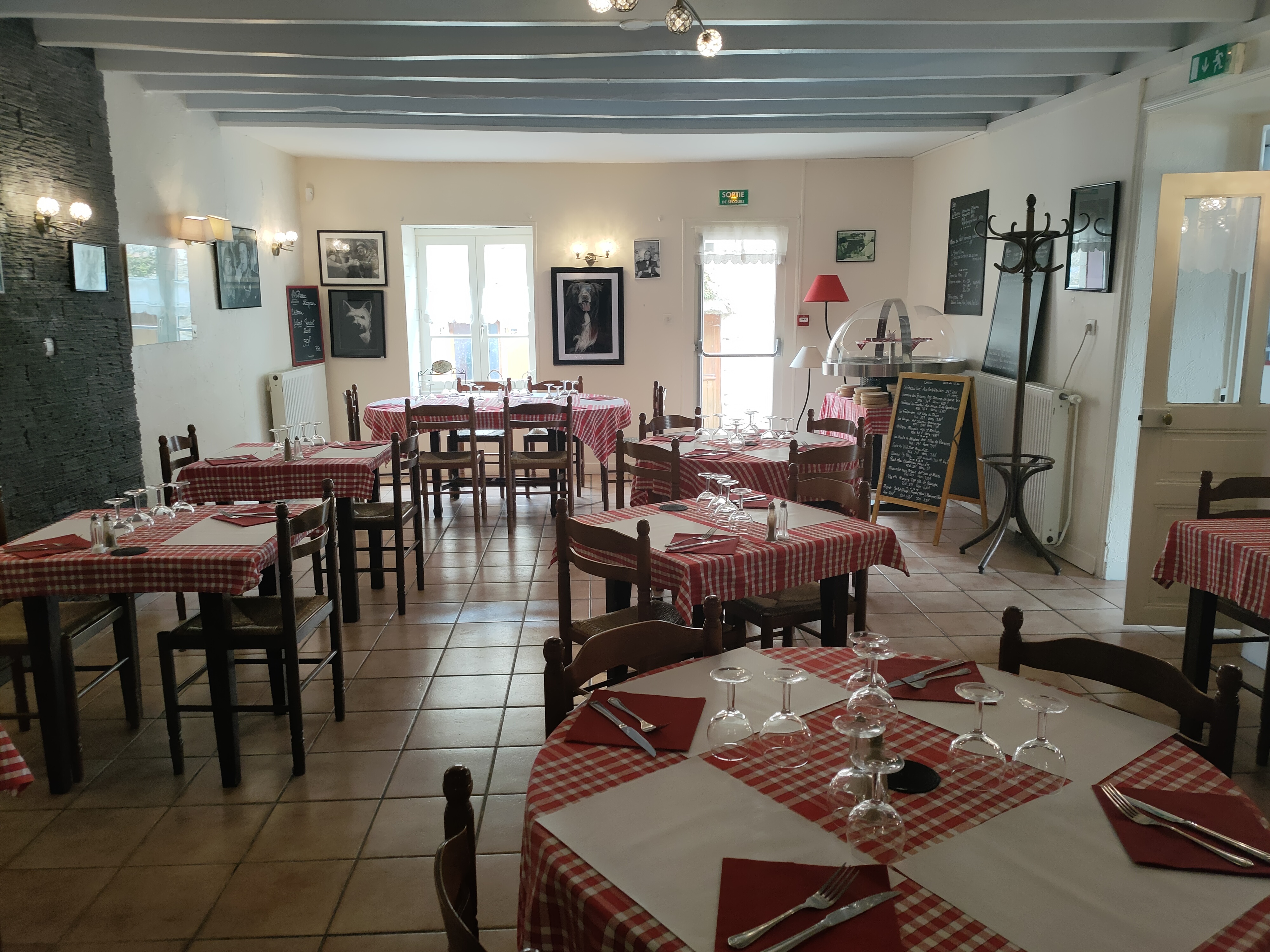 Nous devons vendre notre petite auberge pour raison de santé . Elle est située dans un petit village de 1000 habitants environ dans la Gâtine , sur la Vélo Francette et le long de la Valée du Thouet, à 10 minutes de Parthenay . Notre belle clientèle est locale,  française et Anglaise .
Nous avons une terrasse de 20 couverts , une salle de 24 couverts et un bar de 12 places . Les murs et la licence 4 appartiennent à la Mairie. Nous n' ouvrons en ce moment que le midi pour le restaurant et ouvrons le bar la journée, donc possibilité de développement en ouvrant le soir . Le local comporte 125 m2 pour le professionnel, 148 m2 d'appartement sur 2 niveaux , un garage, une cave, un jardin clos de 450m2. Le loyer est de 916.40 €. Accompagnement possible !
Curieux s'abstenir,  document après première visite ! Coup de cœur assuré .....