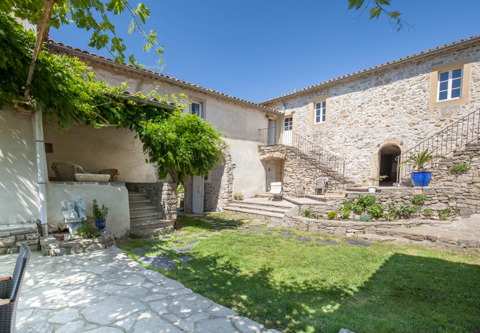 Propriété de 36 hectares avec un Mas en pierre de 740 m², rénover 2x pompes a chaleurs, 36 panneaux photovoltaïques, 10 pièces, 6 chambres, 5 salle de bains, possibilités d'agrandir les chambres d'hôtes, possibles de recevoir pour les mariages est évènements. pour tous renseignements supplémentaires tel: 06.13.94.12.59 ou mail: lemasdelouise30@gmail.com (prix sans frais d'agences)