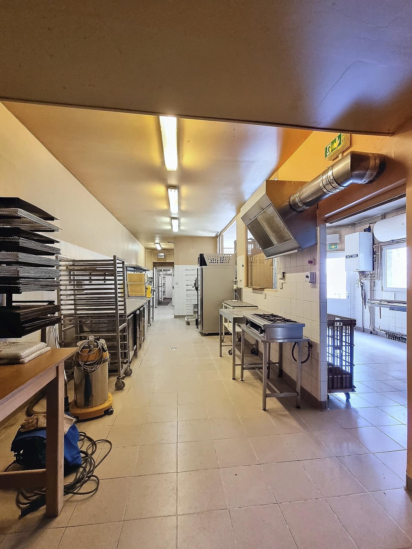 À vendre à Brienon-sur-Armançon (89210), ensemble immobilier comprenant les murs d'un ancien commerce de boulangerie, libre de toute occupation
Le bien se compose de :
- espace commercial de 112 m2 (boutique + fournil/labo
- un appartement de 104 m2
- une grange /dépendance de 60m2
Activité arrêtée depuis 2020 – 

Matériel professionnel de boulangerie présent sur place, estimé à 24 000€, non inclus dans le prix, négociable séparément selon projet  Emplacement centre-bourg, stationnement à proximité  Fort potentiel : commerce de bouche, activité artisanale, création d'activité,  reconversion

Taxe foncière : 2 400 €
 Prix des murs : 137 000 €

 Découvrez cette ancienne boulangerie, rénovée en 1993, fermée fin 2020, qui ne demande qu'à rouvrir ses portes.

Situé sur un terrain de 289 m², cet immeuble comprend un local commercial au rez-de-chaussée (composé d'un espace de vente de 2 laboratoires et de 2 chambres froides), un appartement lumineux et spacieux à l'étage (offrant une belle pièce de vie avec cheminée, cuisine ouverte, 3 chambres et une salle de bain), ainsi qu'une grange offrant des possibilités de transformation

Le local commercial au rez-de-chaussée est idéal pour les entrepreneurs souhaitant s'installer dans un quartier dynamique

La grange, quant à elle, peut être transformée en espace de vie supplémentaire ou en atelier
Cet immeuble, bien que nécessitant quelques rafraîchissements intérieurs, est doté d'un chauffage individuel et d'une cave

À seulement 5 minutes à pied, vous trouverez :
pour vos enfants : une crèche, une maternelle, une école élémentaire, un collège, un centre de loisirs,
commodités : médecins, pharmacie, coiffeurs, garagiste, fleuriste, un supermarché, des restaurants, des bars

Pour des moments de détente: le canal de Bourgogne ainsi que la rivière Armançon seront propices à de belles ballades à pied ou à vélo Les activités proposées sont multiples ( foot, danse, zumba, badminton, judo, tir à l'arc, école d musique, médiathèque,
Ne manquez pas cette opportunité unique de posséder un immeuble avec un fort potentiel commercial et résidentiel